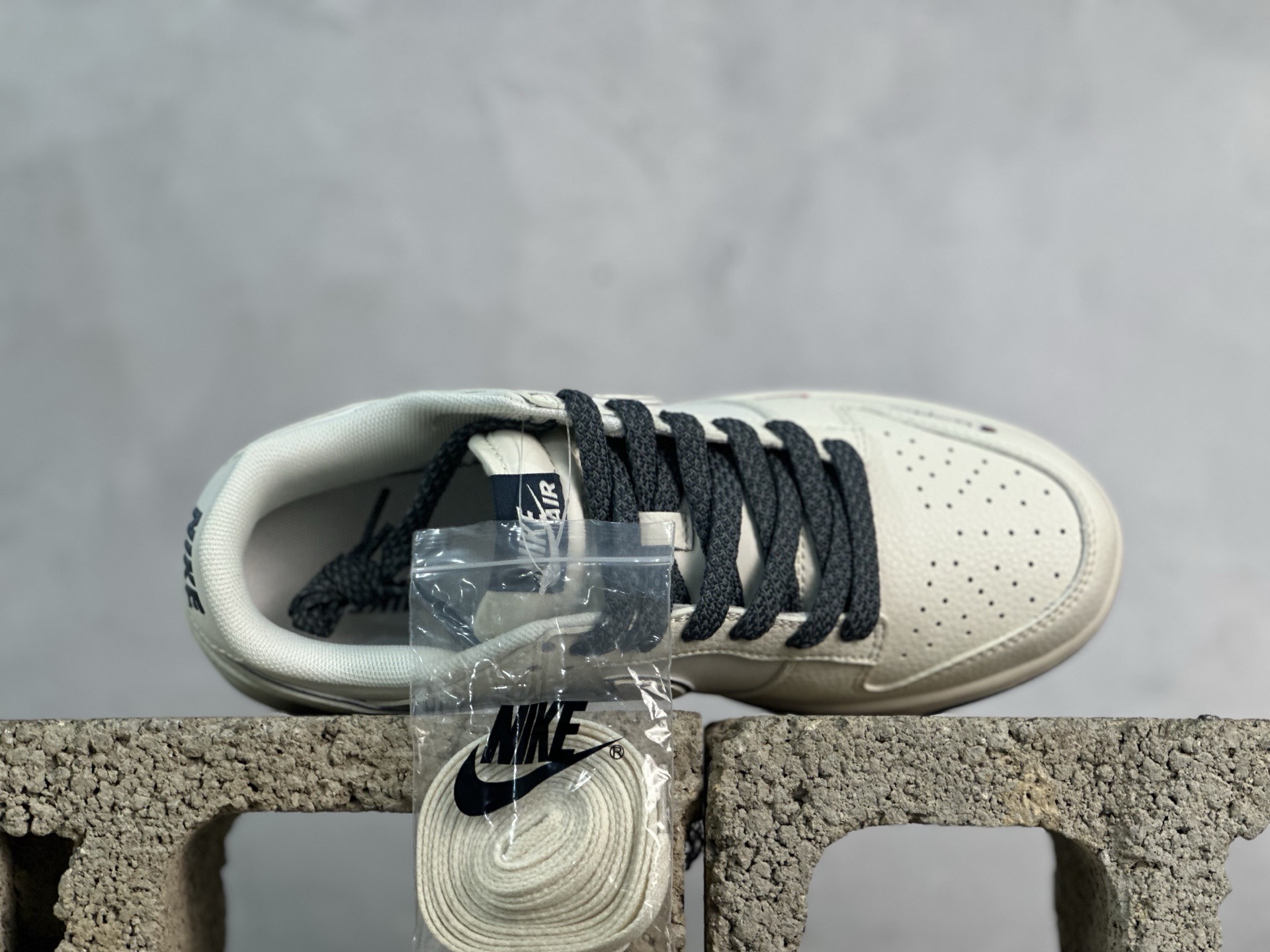图片[4]-Nike SB Dunk Low 冠军联名 午夜蓝 周年高端定制 低帮休闲板鞋 JP1628-026 #定制鞋盒 大厂纯原品质出货 超高清洁度 皮料切割干净无任何毛边 细节完美 尺码：36 36.5 37.5 38 38.5 39 40 40.5 41 42 42.5 43 44 44.5 45-选品中心