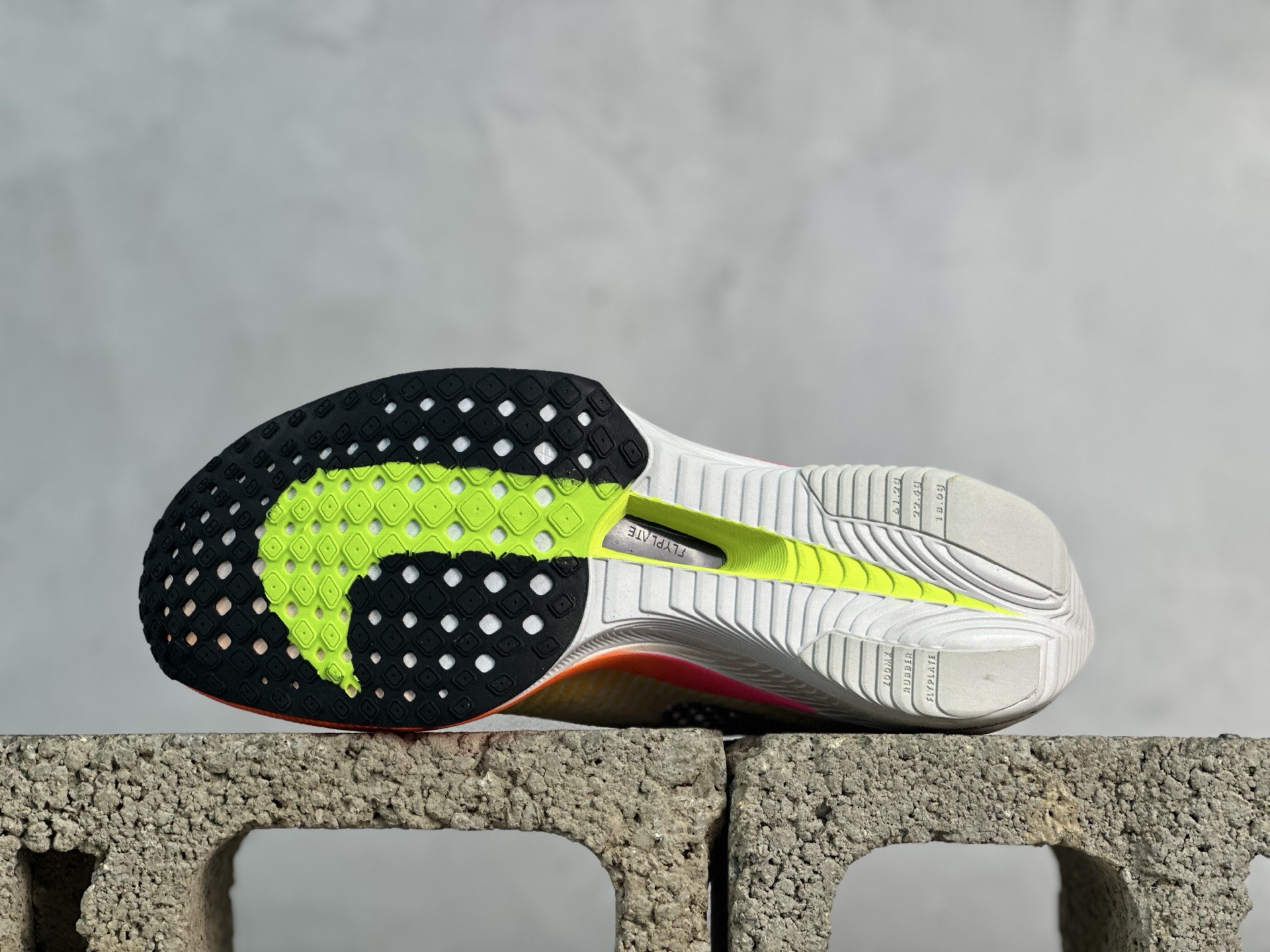 图片[3]-Nike Zoom VaporFly Next 3% \”Prototype\” 马拉松跑鞋 #鞋款搭载两个Airzoom缓震配置，中底ZoomX 泡绵从后跟延伸至鞋头，超强回弹性 货号：HQ3219-902 尺码： 36 36.5 37.5 38 38.5 39 40 40.5 41 42 42.5 43 44 44.5 45-选品中心