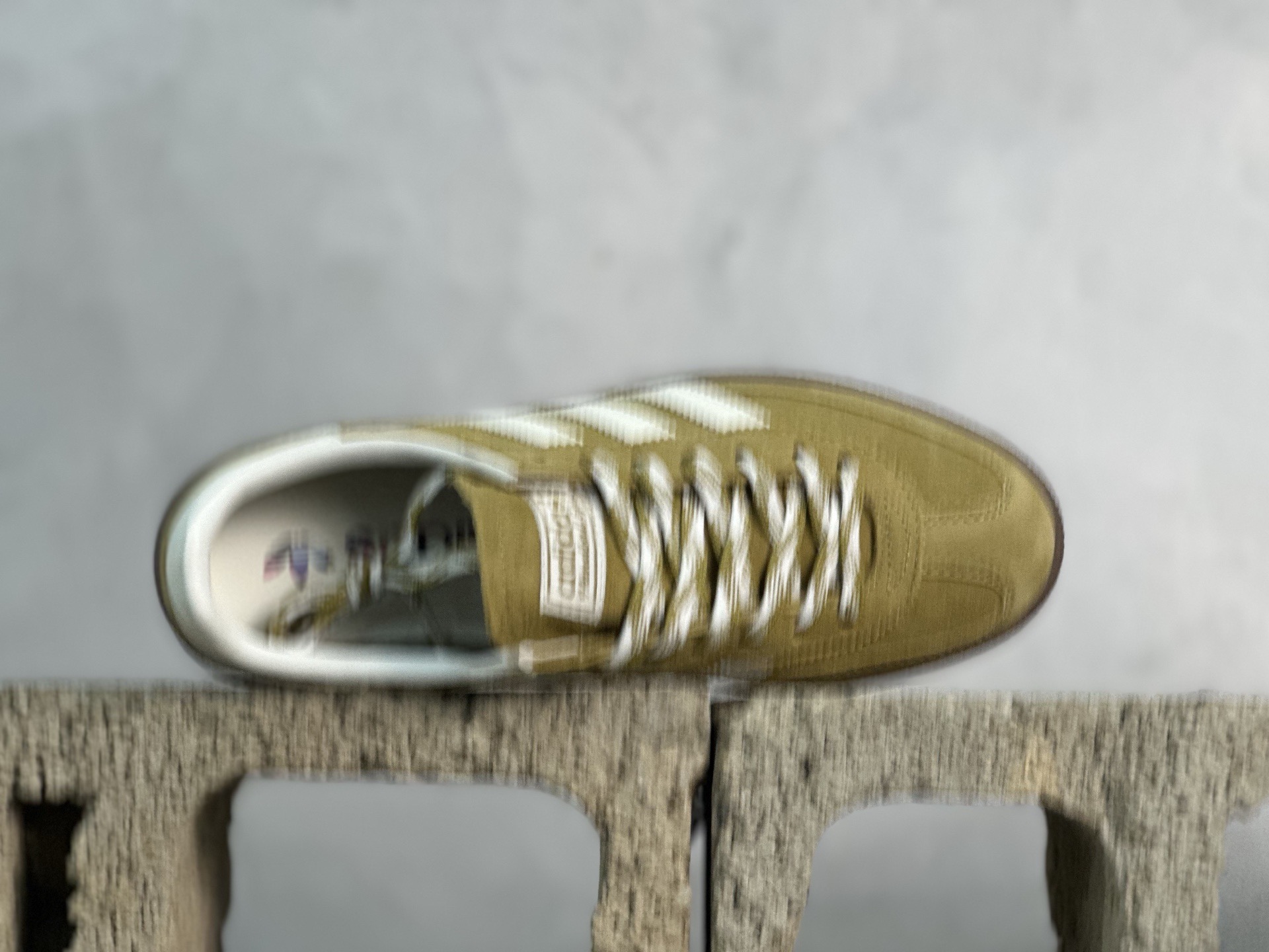 图片[4]-Addis Original Samba OG 复古桑巴板鞋 这款桑巴鞋展示了高质量的工艺 带有装饰的超锁缝制和无缝的手感 柔软、柔软的皮革造型和标志性的3条纹完成了精致的外观 正规合身鞋带 鞋面上有绒面鞋垫 橡胶鞋底 享受正畸套筒软感 自50年代首次亮相以来就一直在赢得粉丝的青睐 货号：KI5939 尺码：35-45-选品中心