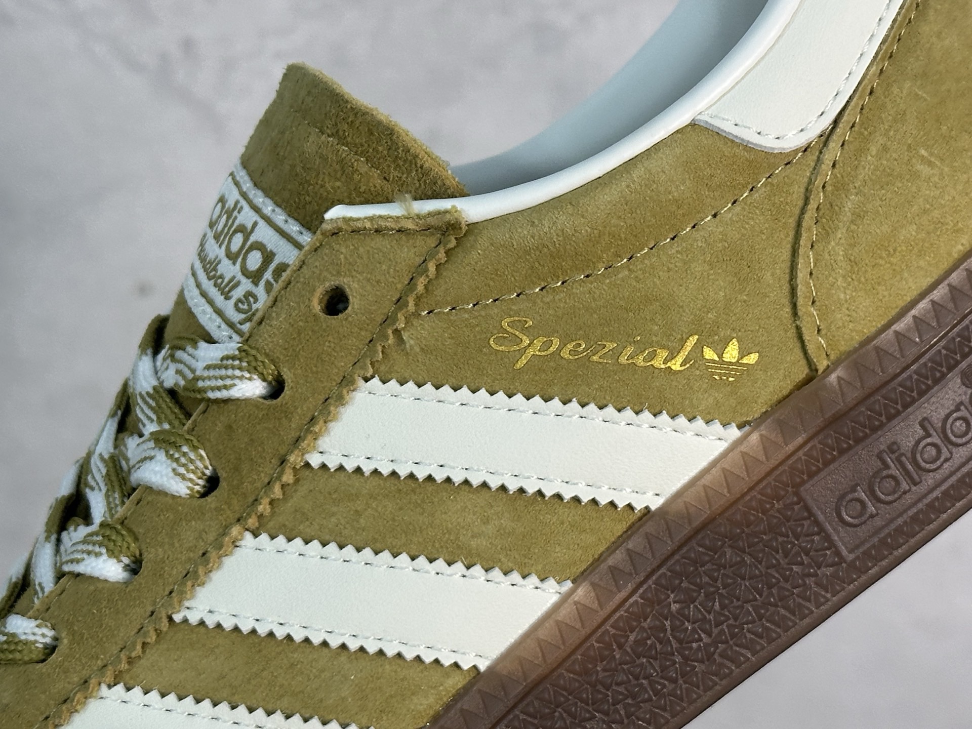 图片[9]-Addis Original Samba OG 复古桑巴板鞋 这款桑巴鞋展示了高质量的工艺 带有装饰的超锁缝制和无缝的手感 柔软、柔软的皮革造型和标志性的3条纹完成了精致的外观 正规合身鞋带 鞋面上有绒面鞋垫 橡胶鞋底 享受正畸套筒软感 自50年代首次亮相以来就一直在赢得粉丝的青睐 货号：KI5939 尺码：35-45-选品中心