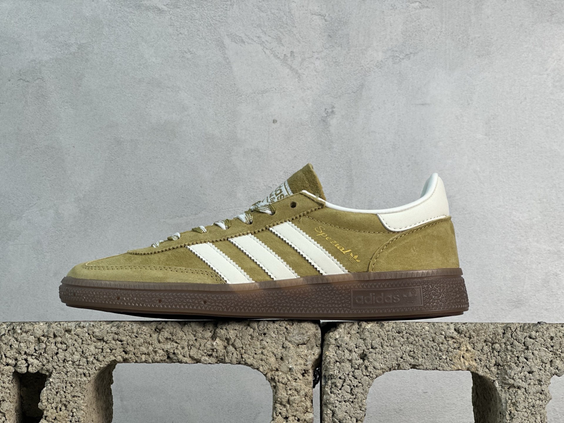 Addis Original Samba OG 复古桑巴板鞋 这款桑巴鞋展示了高质量的工艺 带有装饰的超锁缝制和无缝的手感 柔软、柔软的皮革造型和标志性的3条纹完成了精致的外观 正规合身鞋带 鞋面上有绒面鞋垫 橡胶鞋底 享受正畸套筒软感 自50年代首次亮相以来就一直在赢得粉丝的青睐 货号：KI5939 尺码：35-45-选品中心