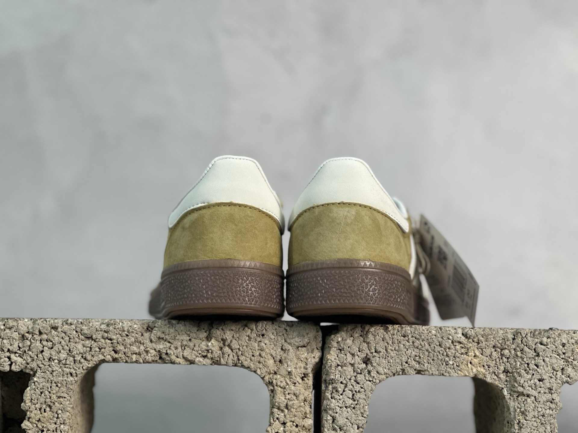 图片[5]-Addis Original Samba OG 复古桑巴板鞋 这款桑巴鞋展示了高质量的工艺 带有装饰的超锁缝制和无缝的手感 柔软、柔软的皮革造型和标志性的3条纹完成了精致的外观 正规合身鞋带 鞋面上有绒面鞋垫 橡胶鞋底 享受正畸套筒软感 自50年代首次亮相以来就一直在赢得粉丝的青睐 货号：KI5939 尺码：35-45-选品中心