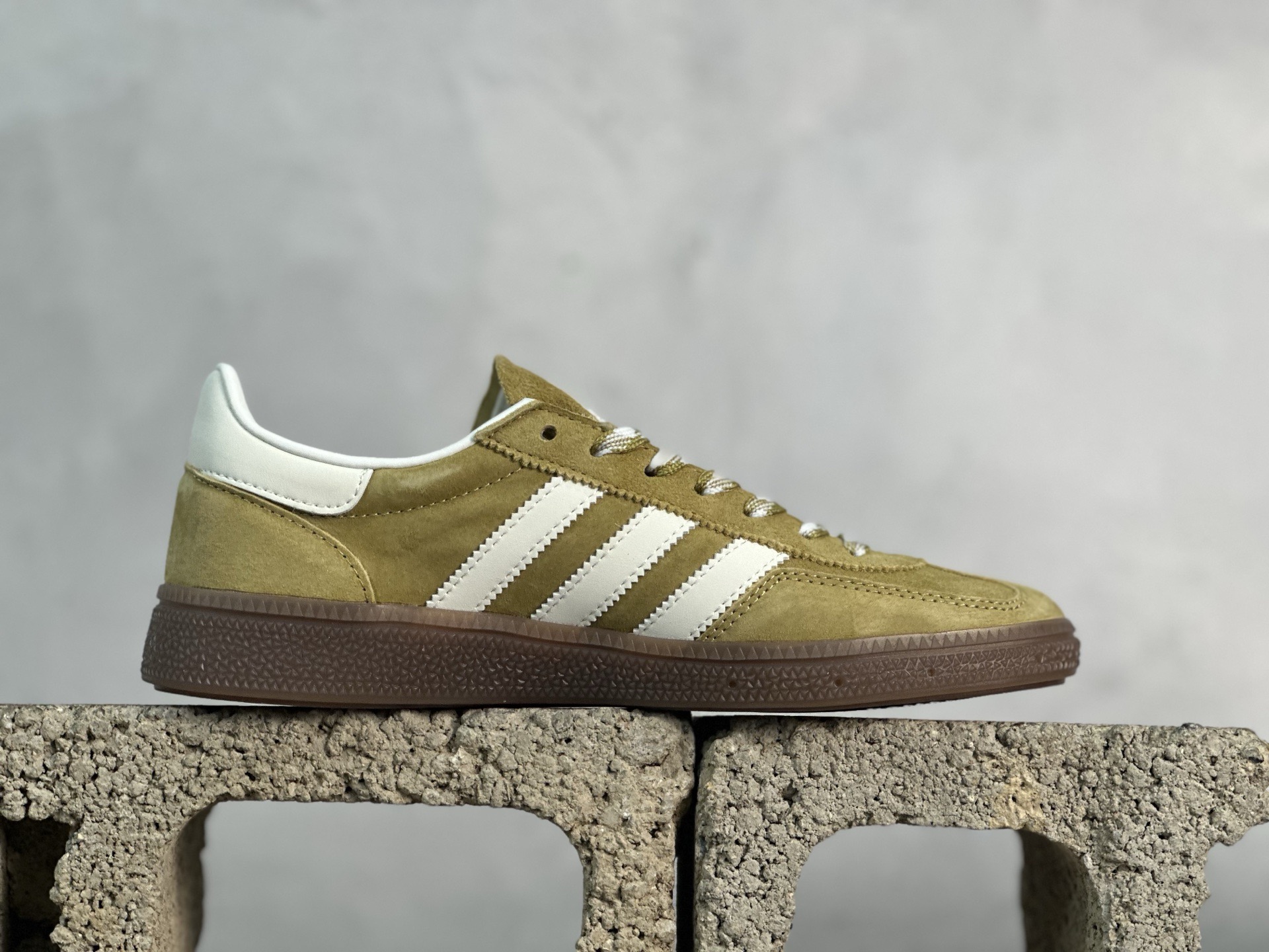 图片[2]-Addis Original Samba OG 复古桑巴板鞋 这款桑巴鞋展示了高质量的工艺 带有装饰的超锁缝制和无缝的手感 柔软、柔软的皮革造型和标志性的3条纹完成了精致的外观 正规合身鞋带 鞋面上有绒面鞋垫 橡胶鞋底 享受正畸套筒软感 自50年代首次亮相以来就一直在赢得粉丝的青睐 货号：KI5939 尺码：35-45-选品中心