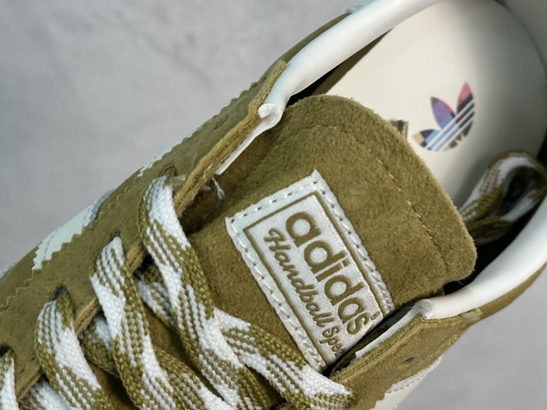 图片[8]-Addis Original Samba OG 复古桑巴板鞋 这款桑巴鞋展示了高质量的工艺 带有装饰的超锁缝制和无缝的手感 柔软、柔软的皮革造型和标志性的3条纹完成了精致的外观 正规合身鞋带 鞋面上有绒面鞋垫 橡胶鞋底 享受正畸套筒软感 自50年代首次亮相以来就一直在赢得粉丝的青睐 货号：KI5939 尺码：35-45-选品中心