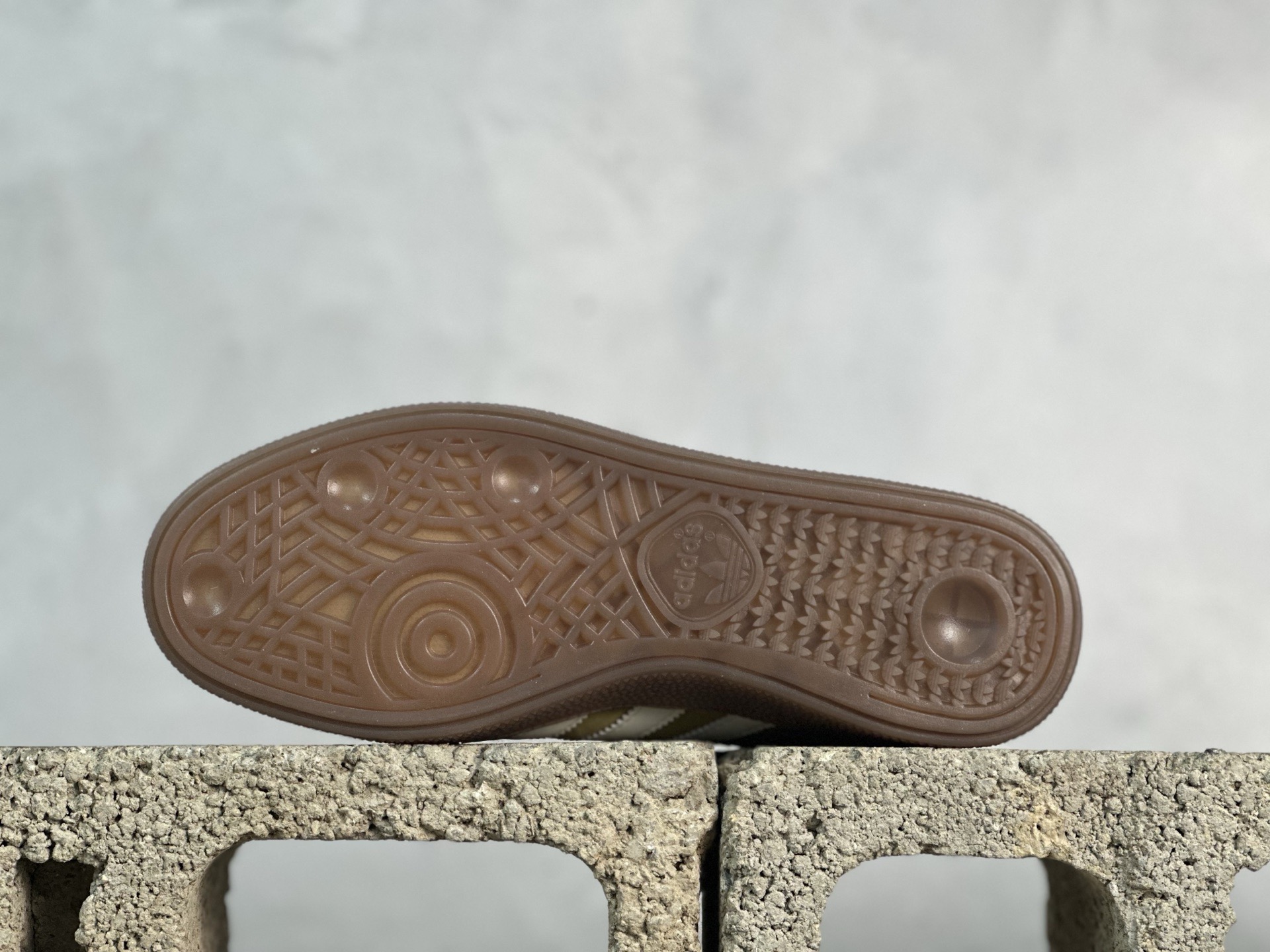 图片[3]-Addis Original Samba OG 复古桑巴板鞋 这款桑巴鞋展示了高质量的工艺 带有装饰的超锁缝制和无缝的手感 柔软、柔软的皮革造型和标志性的3条纹完成了精致的外观 正规合身鞋带 鞋面上有绒面鞋垫 橡胶鞋底 享受正畸套筒软感 自50年代首次亮相以来就一直在赢得粉丝的青睐 货号：KI5939 尺码：35-45-选品中心