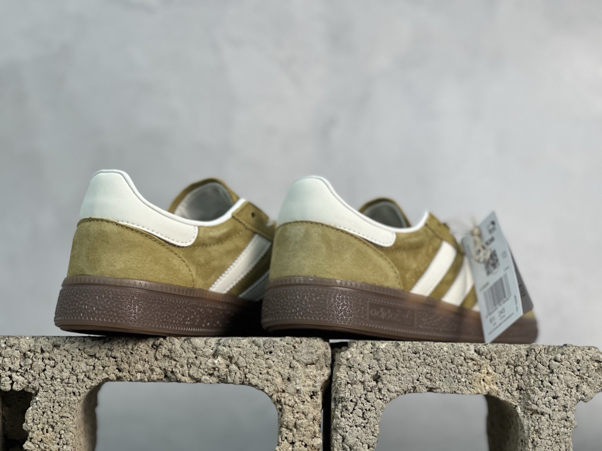 图片[6]-Addis Original Samba OG 复古桑巴板鞋 这款桑巴鞋展示了高质量的工艺 带有装饰的超锁缝制和无缝的手感 柔软、柔软的皮革造型和标志性的3条纹完成了精致的外观 正规合身鞋带 鞋面上有绒面鞋垫 橡胶鞋底 享受正畸套筒软感 自50年代首次亮相以来就一直在赢得粉丝的青睐 货号：KI5939 尺码：35-45-选品中心