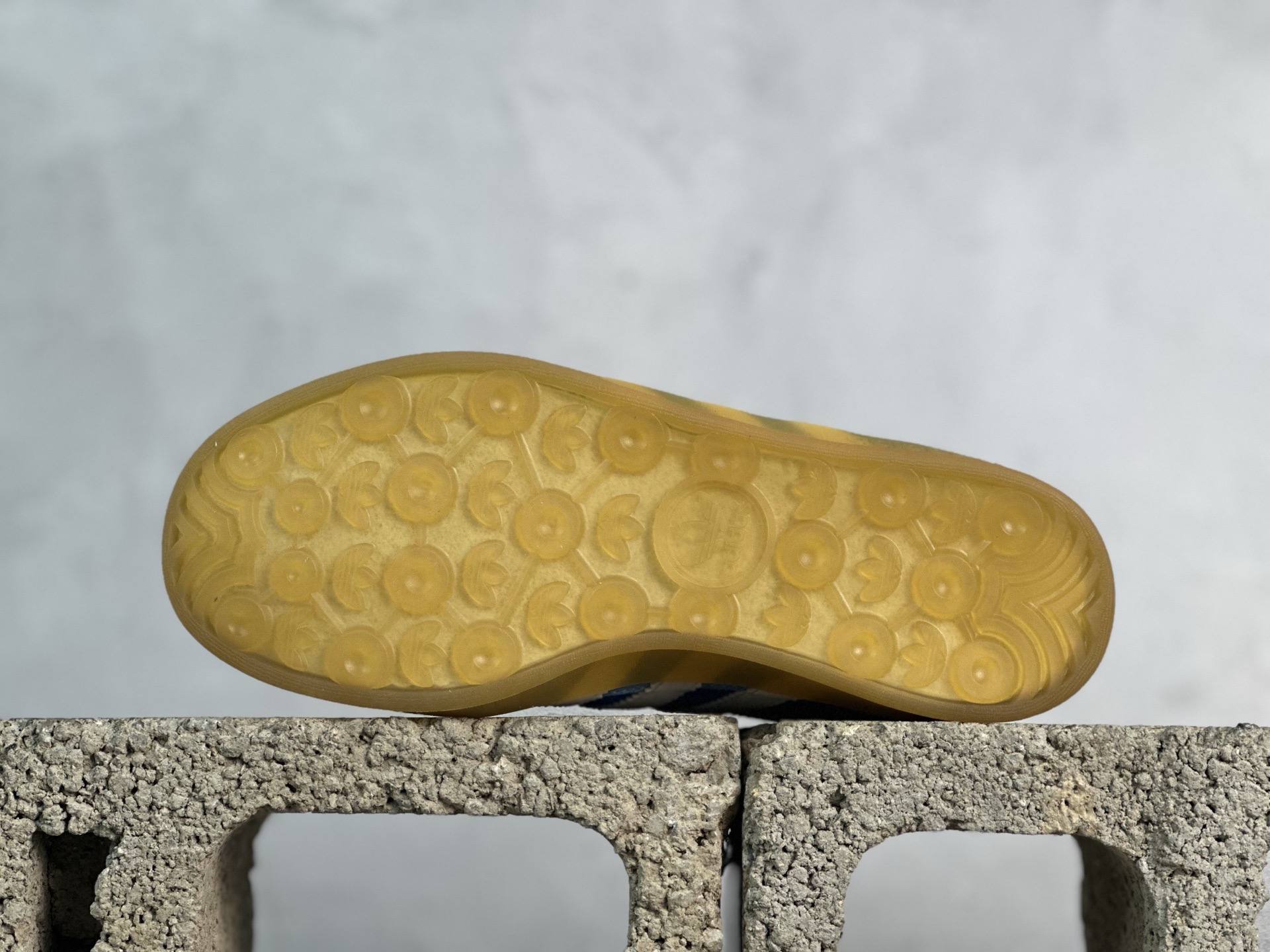 图片[3]-Bad Bunny x adidas originals GAZELLE INDOOR 舒适百搭 耐磨 低帮 板鞋 阿迪达斯轻运动鞋 货号：IF9734 尺码：36 36.5 37 38 38.5 39 40 40.5 41 42 42.5 43 44 45-选品中心