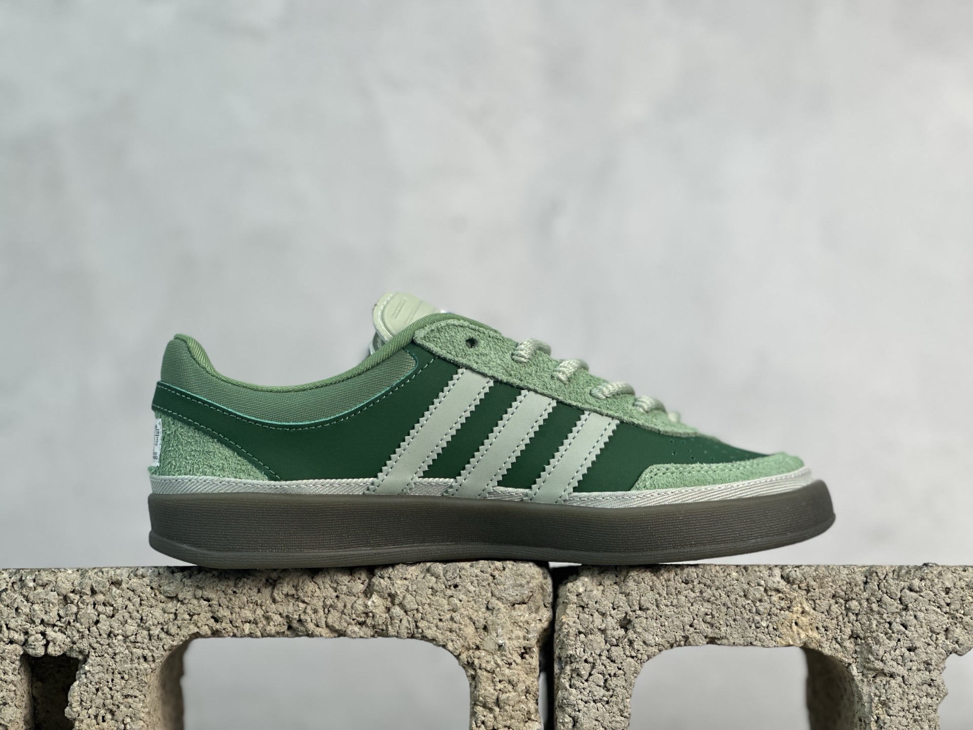 图片[2]-Bad Bunny x adidas originals GAZELLE INDOOR 舒适百搭 耐磨 低帮 板鞋 阿迪达斯轻运动鞋 货号：JS5049 尺码：36 36.5 37 38 38.5 39 40 40.5 41 42 42.5 43 44 45-选品中心