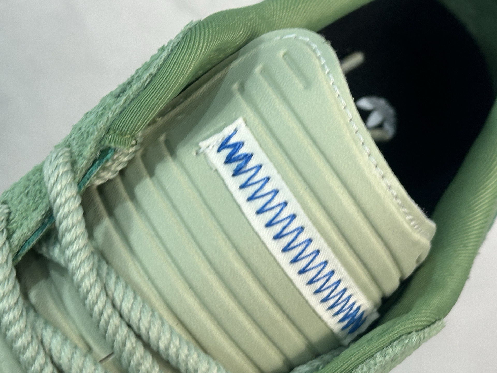 图片[8]-Bad Bunny x adidas originals GAZELLE INDOOR 舒适百搭 耐磨 低帮 板鞋 阿迪达斯轻运动鞋 货号：JS5049 尺码：36 36.5 37 38 38.5 39 40 40.5 41 42 42.5 43 44 45-选品中心