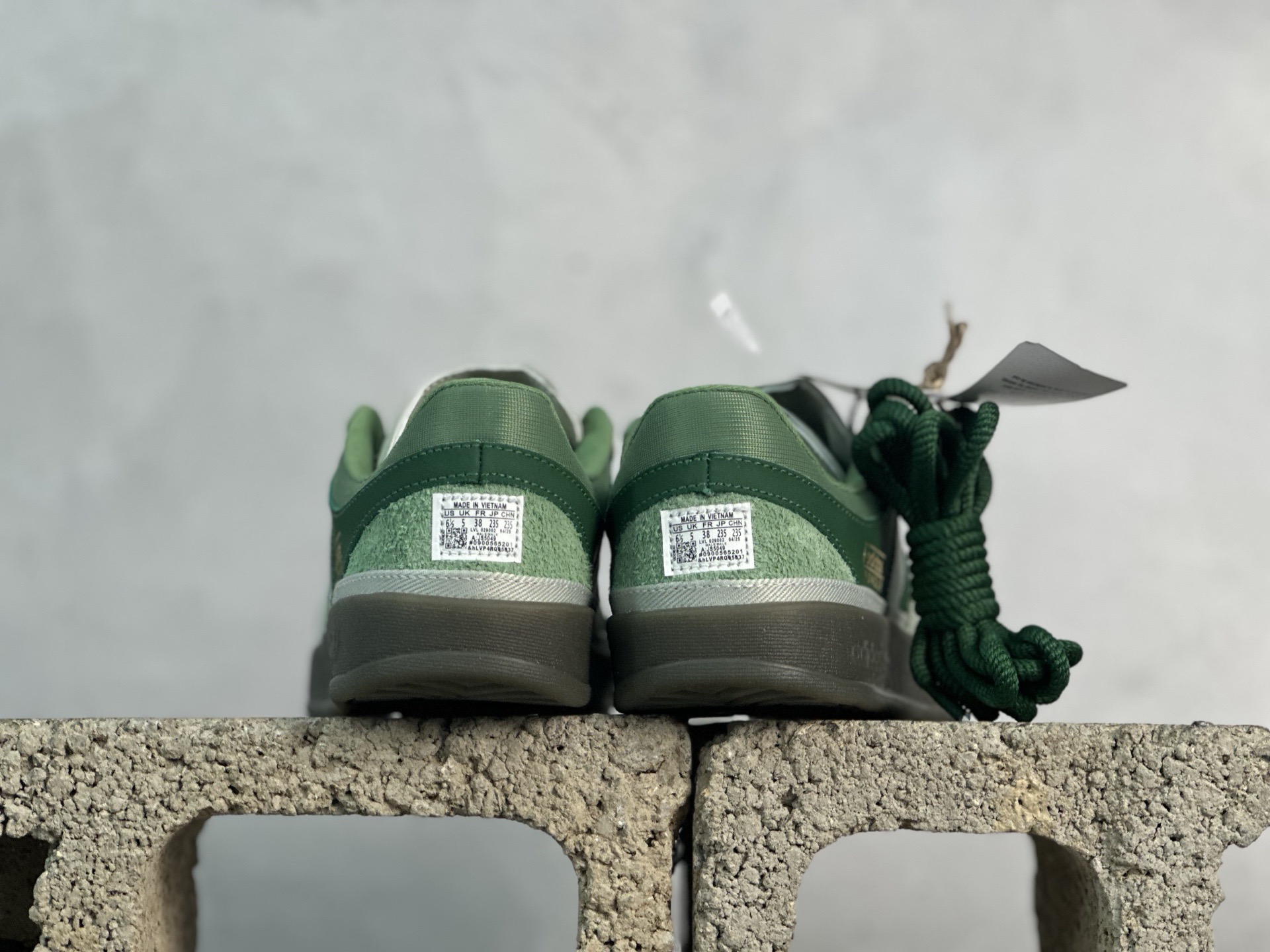 图片[5]-Bad Bunny x adidas originals GAZELLE INDOOR 舒适百搭 耐磨 低帮 板鞋 阿迪达斯轻运动鞋 货号：JS5049 尺码：36 36.5 37 38 38.5 39 40 40.5 41 42 42.5 43 44 45-选品中心