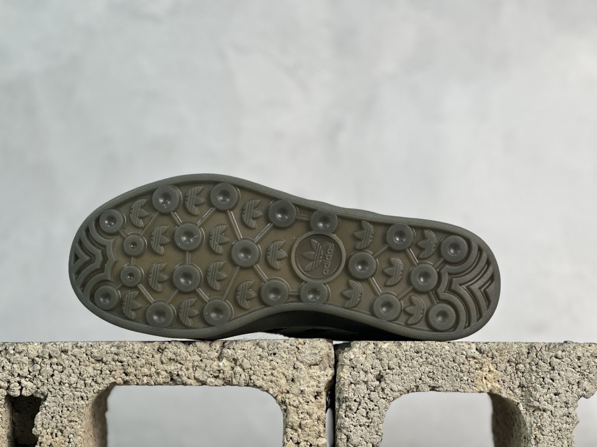 图片[3]-Bad Bunny x adidas originals GAZELLE INDOOR 舒适百搭 耐磨 低帮 板鞋 阿迪达斯轻运动鞋 货号：JS5049 尺码：36 36.5 37 38 38.5 39 40 40.5 41 42 42.5 43 44 45-选品中心