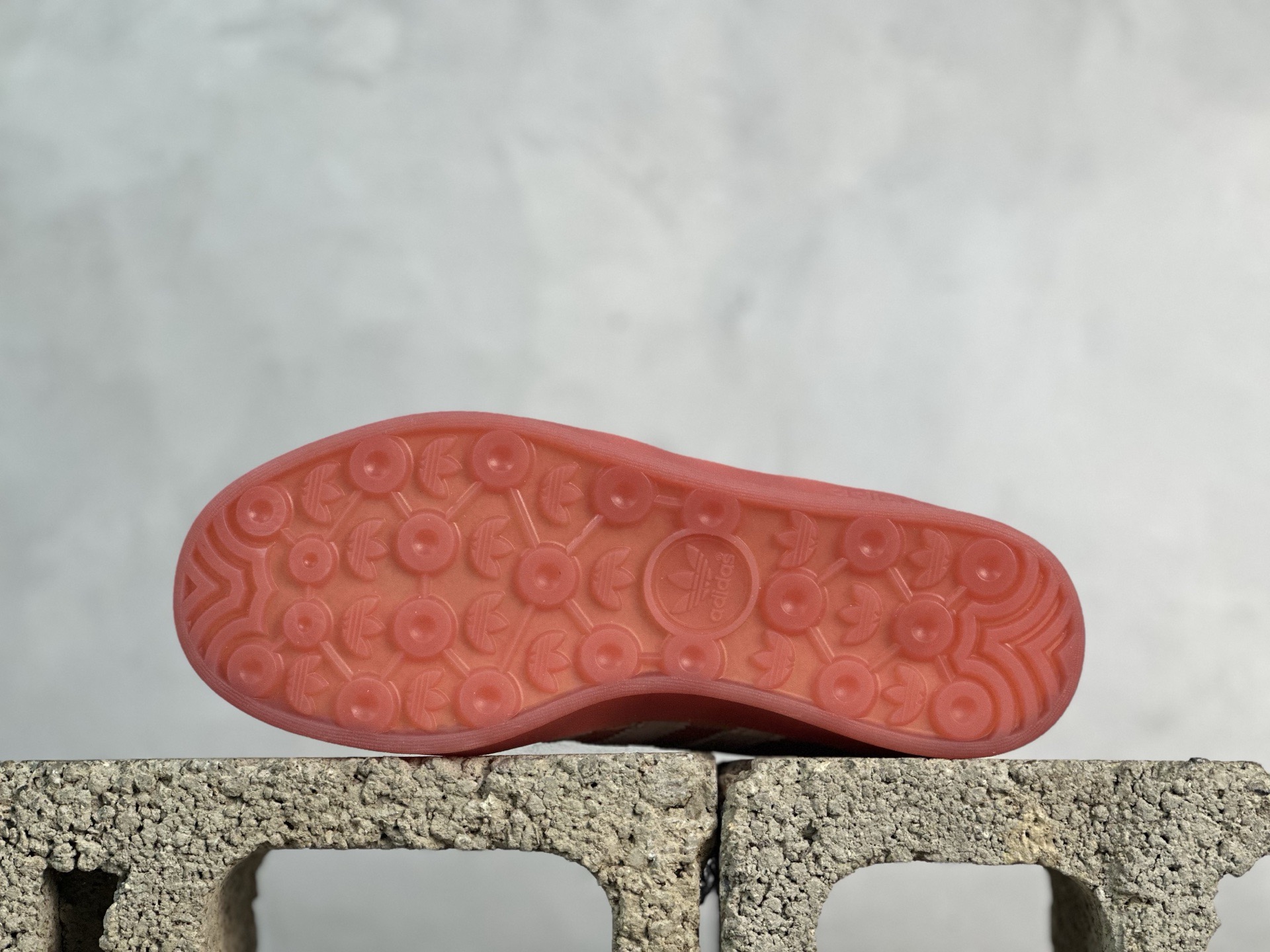 图片[3]-Bad Bunny x adidas originals GAZELLE INDOOR 舒适百搭 耐磨 低帮 板鞋 阿迪达斯轻运动鞋 货号：JS5052 尺码：36 36.5 37 38 38.5 39 40 40.5 41 42 42.5 43 44 45-选品中心