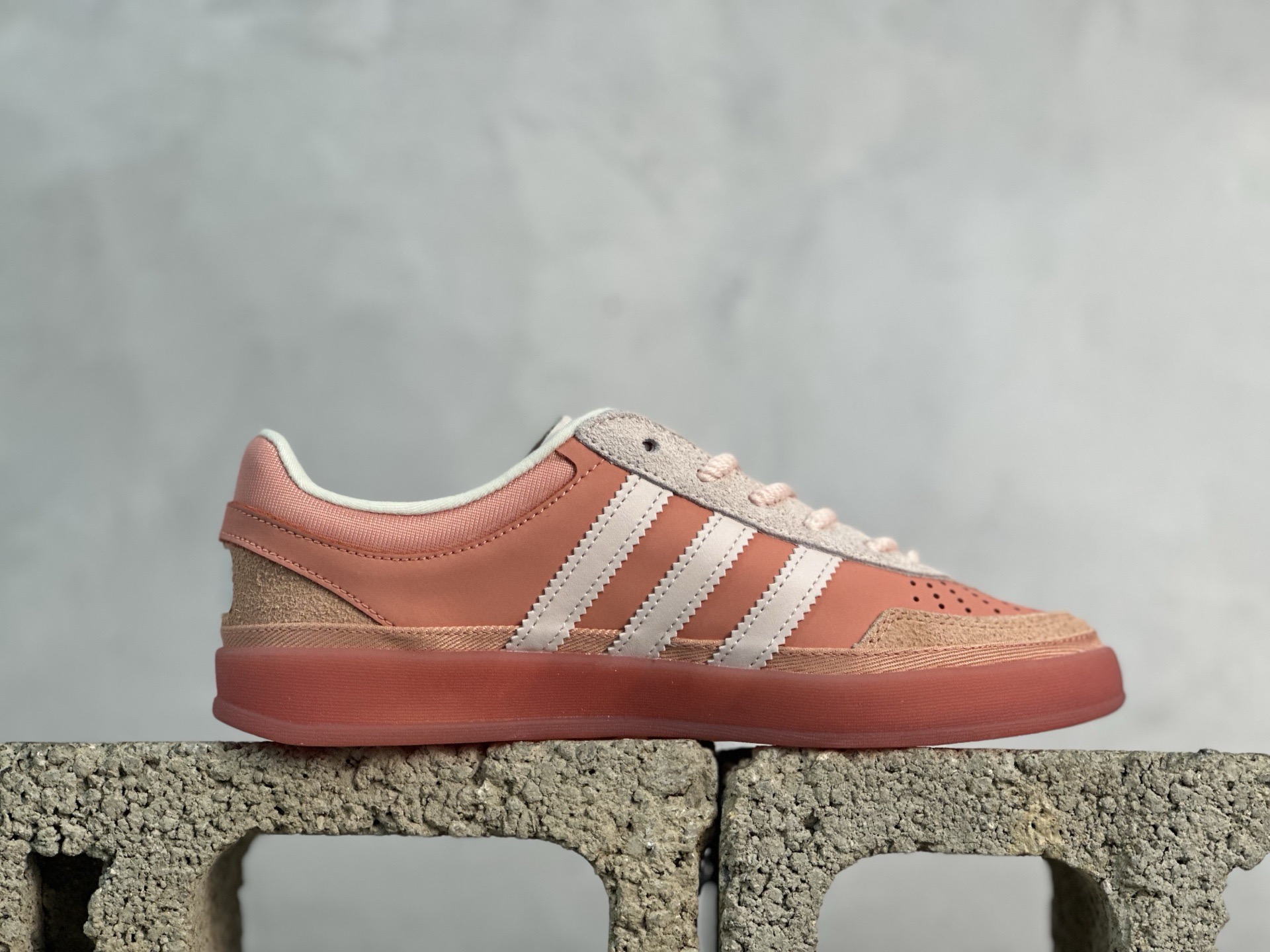 图片[2]-Bad Bunny x adidas originals GAZELLE INDOOR 舒适百搭 耐磨 低帮 板鞋 阿迪达斯轻运动鞋 货号：JS5052 尺码：36 36.5 37 38 38.5 39 40 40.5 41 42 42.5 43 44 45-选品中心