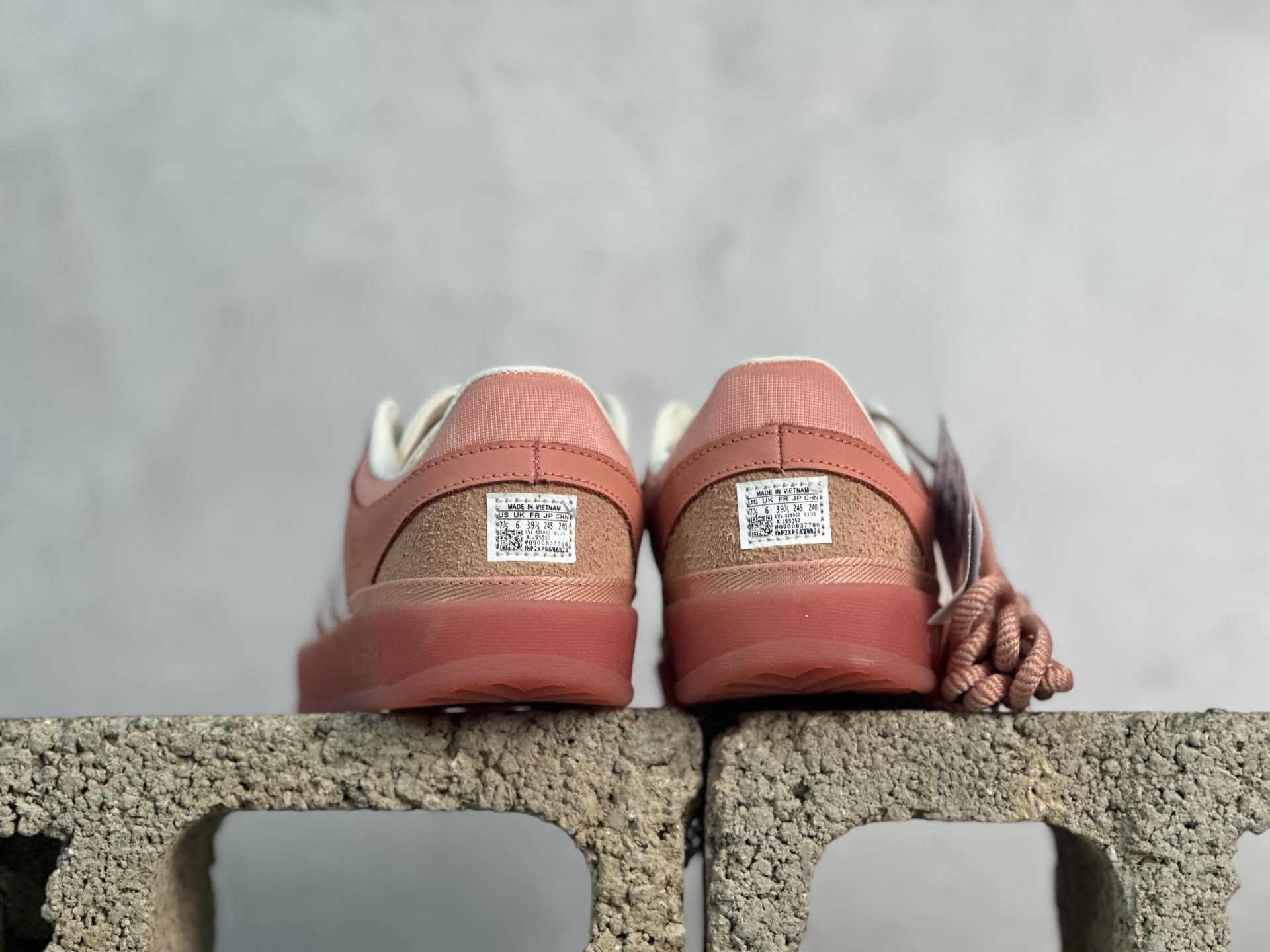 图片[5]-Bad Bunny x adidas originals GAZELLE INDOOR 舒适百搭 耐磨 低帮 板鞋 阿迪达斯轻运动鞋 货号：JS5052 尺码：36 36.5 37 38 38.5 39 40 40.5 41 42 42.5 43 44 45-选品中心