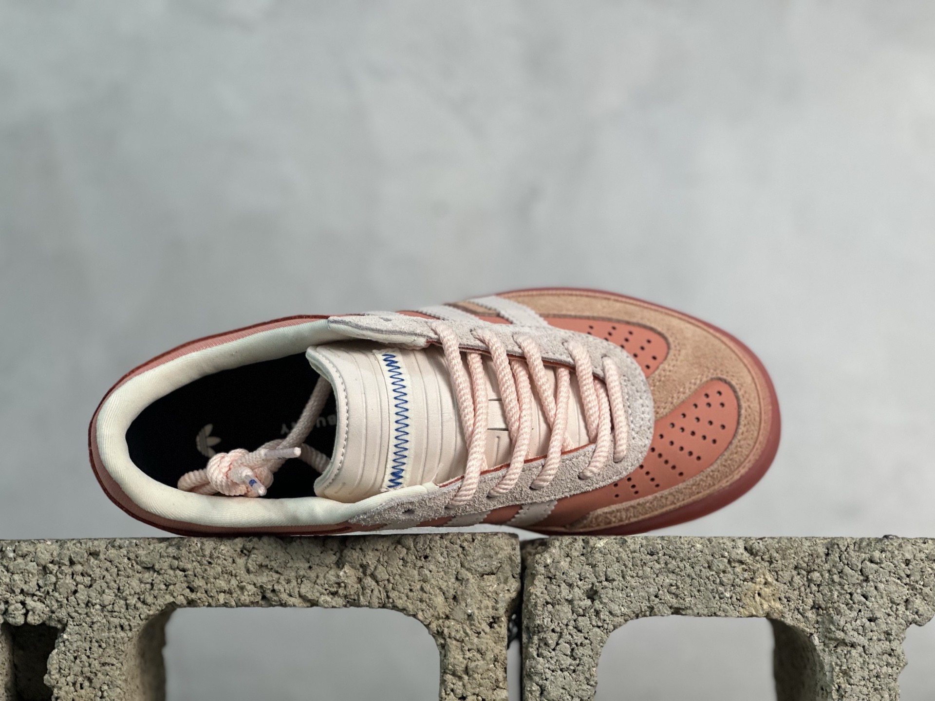 图片[4]-Bad Bunny x adidas originals GAZELLE INDOOR 舒适百搭 耐磨 低帮 板鞋 阿迪达斯轻运动鞋 货号：JS5052 尺码：36 36.5 37 38 38.5 39 40 40.5 41 42 42.5 43 44 45-选品中心