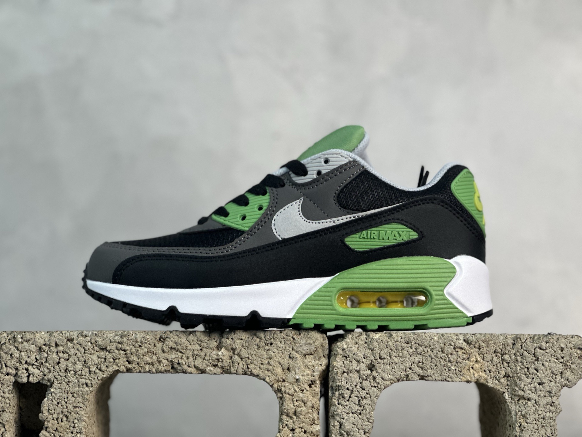 ＃MX版 NK Air MAX 90 气垫复古减震跑步鞋 货号： CV8839-300 经典重温 独家陆续补货 外单专供大厂出品 品质稳定 一百余色 操作 Air Max 90于1990年推出 来自Air Max系列 在Air Max 1的基础上改进而得 增加了气垫面积 外型上也更为流线 最特別的就是加入了菱纹塑胶嵌板 为Air Max 90增添了许多潮流气息 皮革鞋面 造就出色耐穿性和支撑力 Max Air缓震配置搭配泡棉中底 令Air Max 90轻盈而舒适 华夫格橡胶外底 铸就Air Max 90非凡的抓地力 而Air Max 90不仅是一双跑鞋 它成功跨越了时间的演进 成为了球鞋文化与潮流圈中最熟为人知的鞋款之一 尺码：36 36.5 37.5 38 38.5 39 40 40.5 41 42 42.5 43 44 44.5 45 46-选品中心