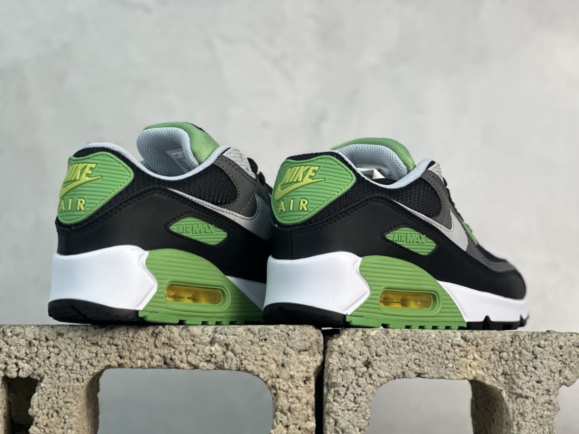 图片[6]-＃MX版 NK Air MAX 90 气垫复古减震跑步鞋 货号： CV8839-300 经典重温 独家陆续补货 外单专供大厂出品 品质稳定 一百余色 操作 Air Max 90于1990年推出 来自Air Max系列 在Air Max 1的基础上改进而得 增加了气垫面积 外型上也更为流线 最特別的就是加入了菱纹塑胶嵌板 为Air Max 90增添了许多潮流气息 皮革鞋面 造就出色耐穿性和支撑力 Max Air缓震配置搭配泡棉中底 令Air Max 90轻盈而舒适 华夫格橡胶外底 铸就Air Max 90非凡的抓地力 而Air Max 90不仅是一双跑鞋 它成功跨越了时间的演进 成为了球鞋文化与潮流圈中最熟为人知的鞋款之一 尺码：36 36.5 37.5 38 38.5 39 40 40.5 41 42 42.5 43 44 44.5 45 46-选品中心