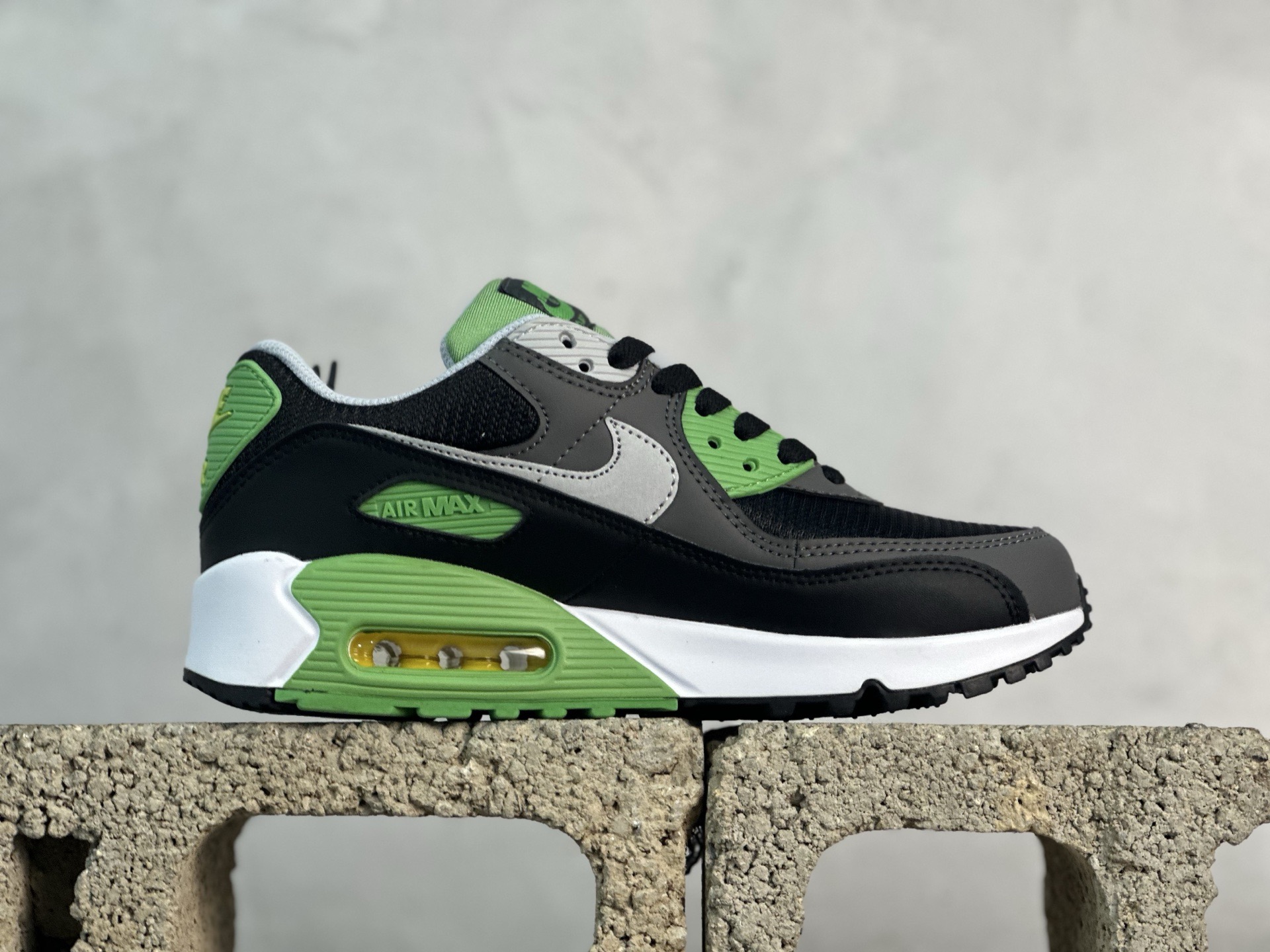 图片[2]-＃MX版 NK Air MAX 90 气垫复古减震跑步鞋 货号： CV8839-300 经典重温 独家陆续补货 外单专供大厂出品 品质稳定 一百余色 操作 Air Max 90于1990年推出 来自Air Max系列 在Air Max 1的基础上改进而得 增加了气垫面积 外型上也更为流线 最特別的就是加入了菱纹塑胶嵌板 为Air Max 90增添了许多潮流气息 皮革鞋面 造就出色耐穿性和支撑力 Max Air缓震配置搭配泡棉中底 令Air Max 90轻盈而舒适 华夫格橡胶外底 铸就Air Max 90非凡的抓地力 而Air Max 90不仅是一双跑鞋 它成功跨越了时间的演进 成为了球鞋文化与潮流圈中最熟为人知的鞋款之一 尺码：36 36.5 37.5 38 38.5 39 40 40.5 41 42 42.5 43 44 44.5 45 46-选品中心