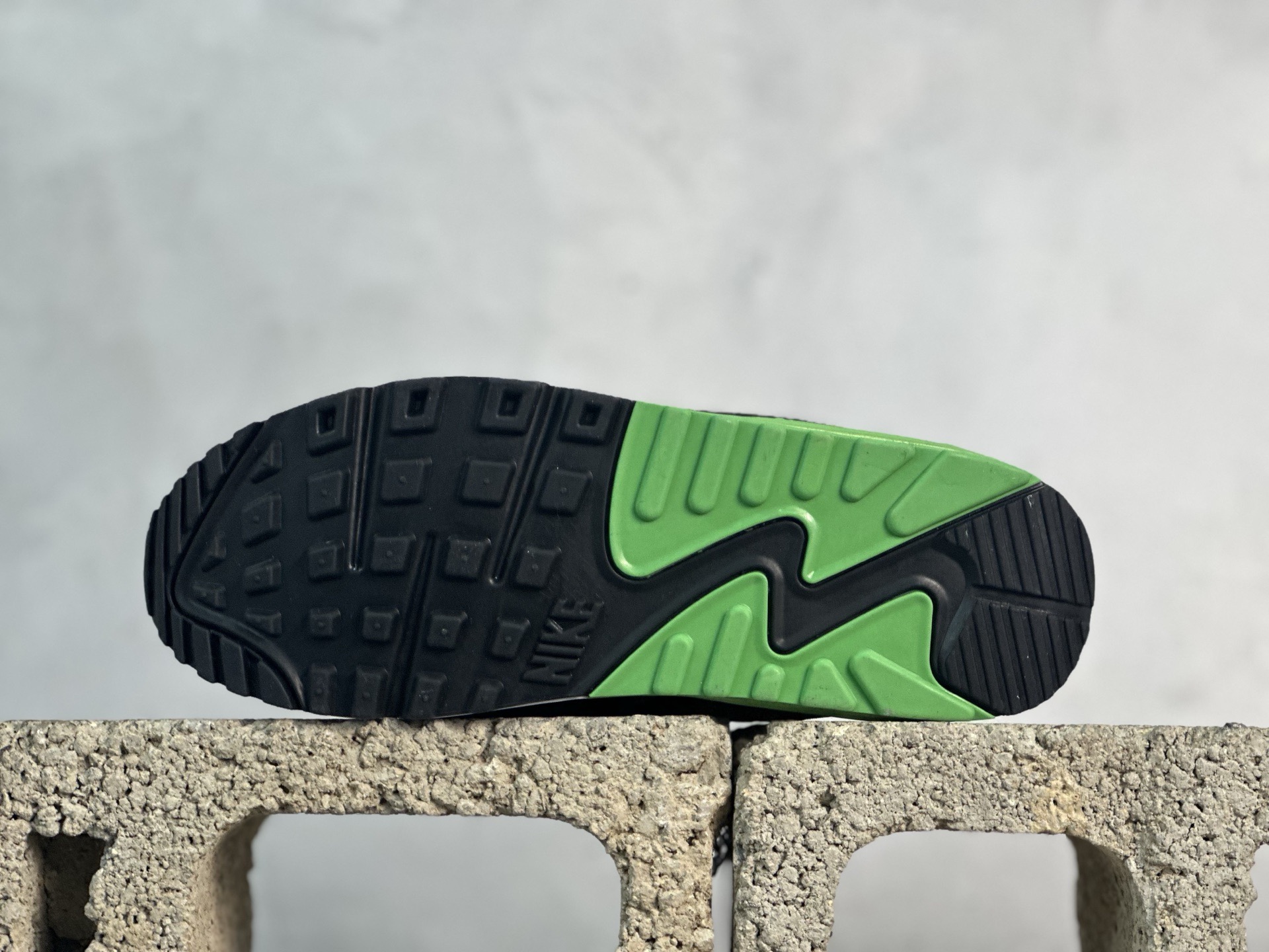 图片[3]-＃MX版 NK Air MAX 90 气垫复古减震跑步鞋 货号： CV8839-300 经典重温 独家陆续补货 外单专供大厂出品 品质稳定 一百余色 操作 Air Max 90于1990年推出 来自Air Max系列 在Air Max 1的基础上改进而得 增加了气垫面积 外型上也更为流线 最特別的就是加入了菱纹塑胶嵌板 为Air Max 90增添了许多潮流气息 皮革鞋面 造就出色耐穿性和支撑力 Max Air缓震配置搭配泡棉中底 令Air Max 90轻盈而舒适 华夫格橡胶外底 铸就Air Max 90非凡的抓地力 而Air Max 90不仅是一双跑鞋 它成功跨越了时间的演进 成为了球鞋文化与潮流圈中最熟为人知的鞋款之一 尺码：36 36.5 37.5 38 38.5 39 40 40.5 41 42 42.5 43 44 44.5 45 46-选品中心