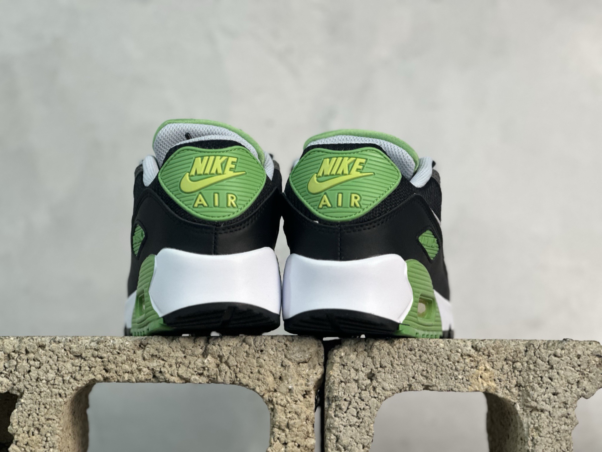 图片[5]-＃MX版 NK Air MAX 90 气垫复古减震跑步鞋 货号： CV8839-300 经典重温 独家陆续补货 外单专供大厂出品 品质稳定 一百余色 操作 Air Max 90于1990年推出 来自Air Max系列 在Air Max 1的基础上改进而得 增加了气垫面积 外型上也更为流线 最特別的就是加入了菱纹塑胶嵌板 为Air Max 90增添了许多潮流气息 皮革鞋面 造就出色耐穿性和支撑力 Max Air缓震配置搭配泡棉中底 令Air Max 90轻盈而舒适 华夫格橡胶外底 铸就Air Max 90非凡的抓地力 而Air Max 90不仅是一双跑鞋 它成功跨越了时间的演进 成为了球鞋文化与潮流圈中最熟为人知的鞋款之一 尺码：36 36.5 37.5 38 38.5 39 40 40.5 41 42 42.5 43 44 44.5 45 46-选品中心