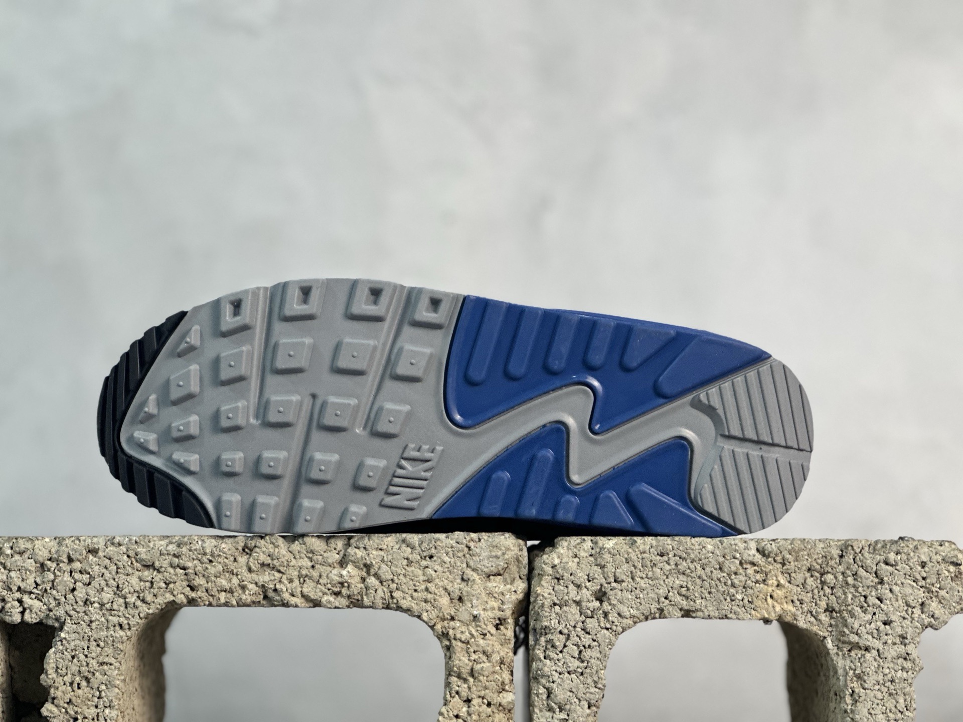 图片[3]-＃MX版 NK Air MAX 90 气垫复古减震跑步鞋 货号： DM0029-001 经典重温 独家陆续补货 外单专供大厂出品 品质稳定 一百余色 操作 Air Max 90于1990年推出 来自Air Max系列 在Air Max 1的基础上改进而得 增加了气垫面积 外型上也更为流线 最特別的就是加入了菱纹塑胶嵌板 为Air Max 90增添了许多潮流气息 皮革鞋面 造就出色耐穿性和支撑力 Max Air缓震配置搭配泡棉中底 令Air Max 90轻盈而舒适 华夫格橡胶外底 铸就Air Max 90非凡的抓地力 而Air Max 90不仅是一双跑鞋 它成功跨越了时间的演进 成为了球鞋文化与潮流圈中最熟为人知的鞋款之一 尺码：36 36.5 37.5 38 38.5 39 40 40.5 41 42 42.5 43 44 44.5 45 46-选品中心