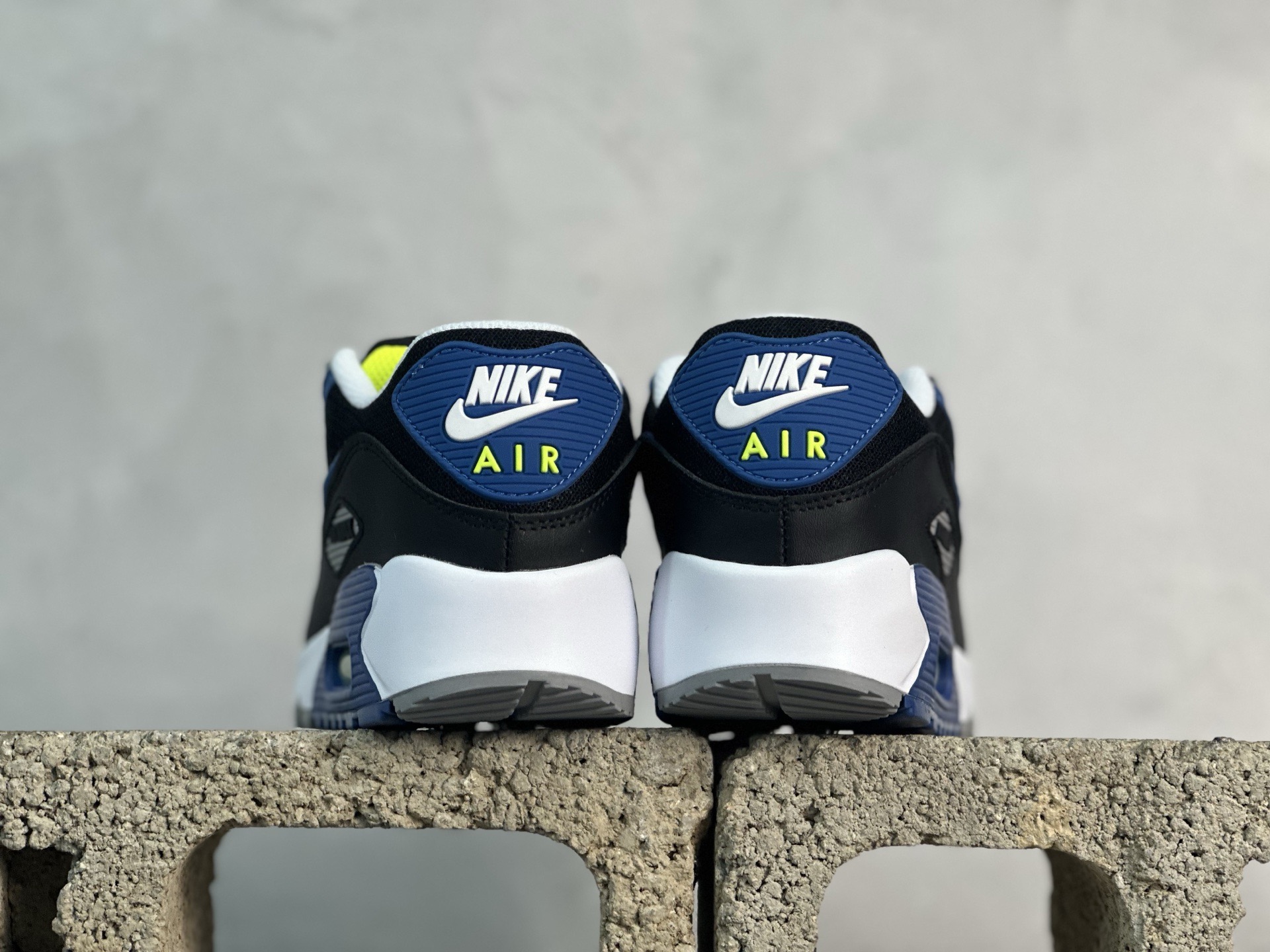 图片[5]-＃MX版 NK Air MAX 90 气垫复古减震跑步鞋 货号： DM0029-001 经典重温 独家陆续补货 外单专供大厂出品 品质稳定 一百余色 操作 Air Max 90于1990年推出 来自Air Max系列 在Air Max 1的基础上改进而得 增加了气垫面积 外型上也更为流线 最特別的就是加入了菱纹塑胶嵌板 为Air Max 90增添了许多潮流气息 皮革鞋面 造就出色耐穿性和支撑力 Max Air缓震配置搭配泡棉中底 令Air Max 90轻盈而舒适 华夫格橡胶外底 铸就Air Max 90非凡的抓地力 而Air Max 90不仅是一双跑鞋 它成功跨越了时间的演进 成为了球鞋文化与潮流圈中最熟为人知的鞋款之一 尺码：36 36.5 37.5 38 38.5 39 40 40.5 41 42 42.5 43 44 44.5 45 46-选品中心