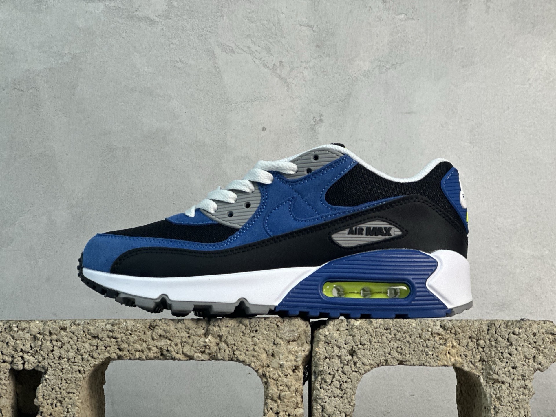 ＃MX版 NK Air MAX 90 气垫复古减震跑步鞋 货号： DM0029-001 经典重温 独家陆续补货 外单专供大厂出品 品质稳定 一百余色 操作 Air Max 90于1990年推出 来自Air Max系列 在Air Max 1的基础上改进而得 增加了气垫面积 外型上也更为流线 最特別的就是加入了菱纹塑胶嵌板 为Air Max 90增添了许多潮流气息 皮革鞋面 造就出色耐穿性和支撑力 Max Air缓震配置搭配泡棉中底 令Air Max 90轻盈而舒适 华夫格橡胶外底 铸就Air Max 90非凡的抓地力 而Air Max 90不仅是一双跑鞋 它成功跨越了时间的演进 成为了球鞋文化与潮流圈中最熟为人知的鞋款之一 尺码：36 36.5 37.5 38 38.5 39 40 40.5 41 42 42.5 43 44 44.5 45 46-选品中心
