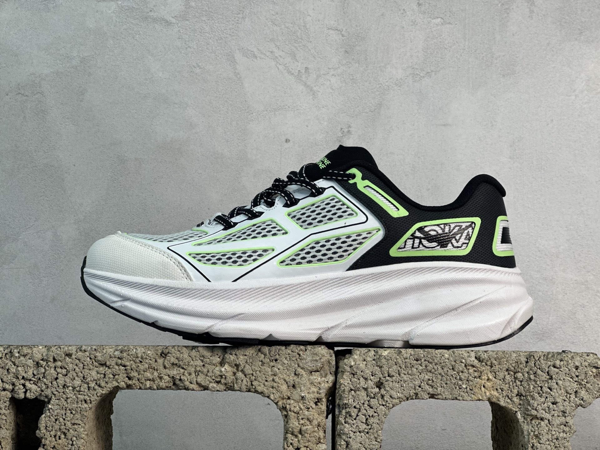 HOKA ONE ONE CLIFTON 9 克里夫顿系列 轻盈透气的针织网面跑鞋 1155370 BWHT 尺码：36 36.5 37 38 38.5 39 40 40.5 41 42 42.5 43 44 45-选品中心
