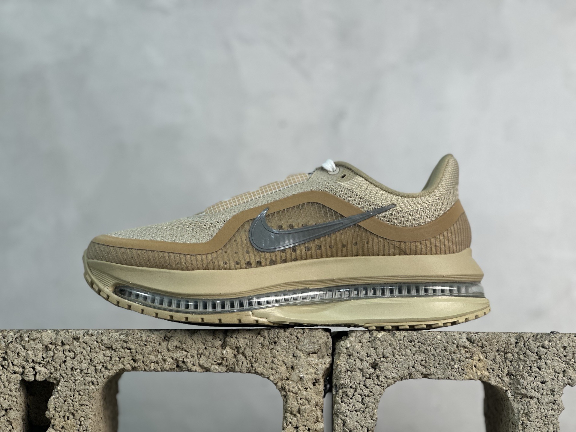 YH  NIKE PEGASUS PREMIUM耐克飞马公路跑步鞋 有史以来第一双拥有弯曲全掌的AIR ZOOM气垫，且结合ZOOM X 和REACT X 三明治的科技结构。从前掌开始以自然弧度延伸至后跟，能有效传给跑者从后脚触地到脚尖离地的力量。全掌可见的Air Zoom：首次在Pegasus系列中出现，模仿了Vaporfly的碳板曲线，增强了跑步时的流畅过渡。 货号：IH4369-200 尺码：35.5 36 36.5 37.5 38 38.5 39 40 40.5 41 42 42.5 43 44 44.5 45 46-选品中心