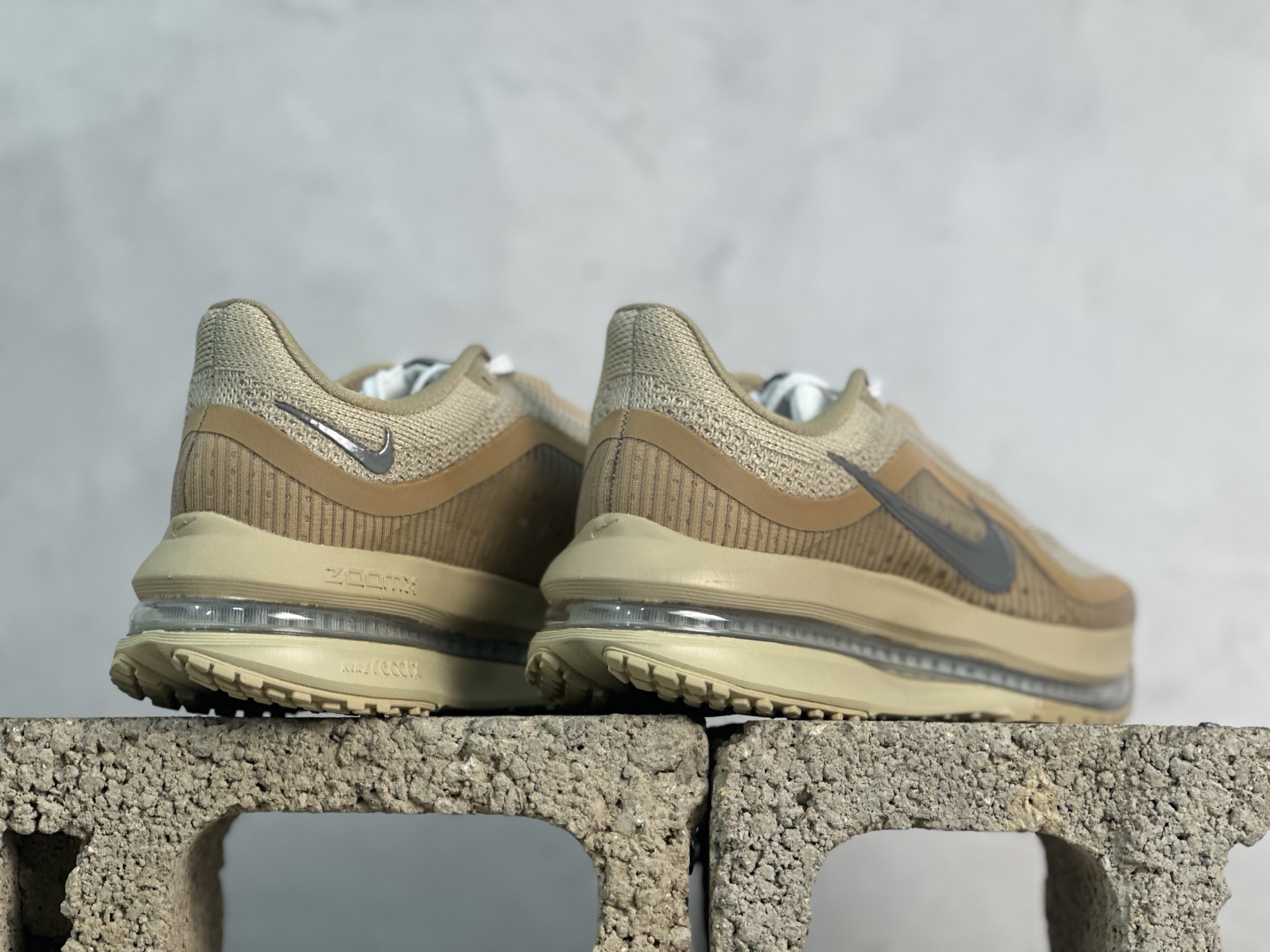 图片[6]-YH  NIKE PEGASUS PREMIUM耐克飞马公路跑步鞋 有史以来第一双拥有弯曲全掌的AIR ZOOM气垫，且结合ZOOM X 和REACT X 三明治的科技结构。从前掌开始以自然弧度延伸至后跟，能有效传给跑者从后脚触地到脚尖离地的力量。全掌可见的Air Zoom：首次在Pegasus系列中出现，模仿了Vaporfly的碳板曲线，增强了跑步时的流畅过渡。 货号：IH4369-200 尺码：35.5 36 36.5 37.5 38 38.5 39 40 40.5 41 42 42.5 43 44 44.5 45 46-选品中心