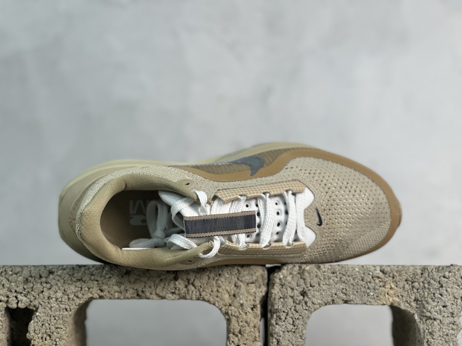 图片[4]-YH  NIKE PEGASUS PREMIUM耐克飞马公路跑步鞋 有史以来第一双拥有弯曲全掌的AIR ZOOM气垫，且结合ZOOM X 和REACT X 三明治的科技结构。从前掌开始以自然弧度延伸至后跟，能有效传给跑者从后脚触地到脚尖离地的力量。全掌可见的Air Zoom：首次在Pegasus系列中出现，模仿了Vaporfly的碳板曲线，增强了跑步时的流畅过渡。 货号：IH4369-200 尺码：35.5 36 36.5 37.5 38 38.5 39 40 40.5 41 42 42.5 43 44 44.5 45 46-选品中心