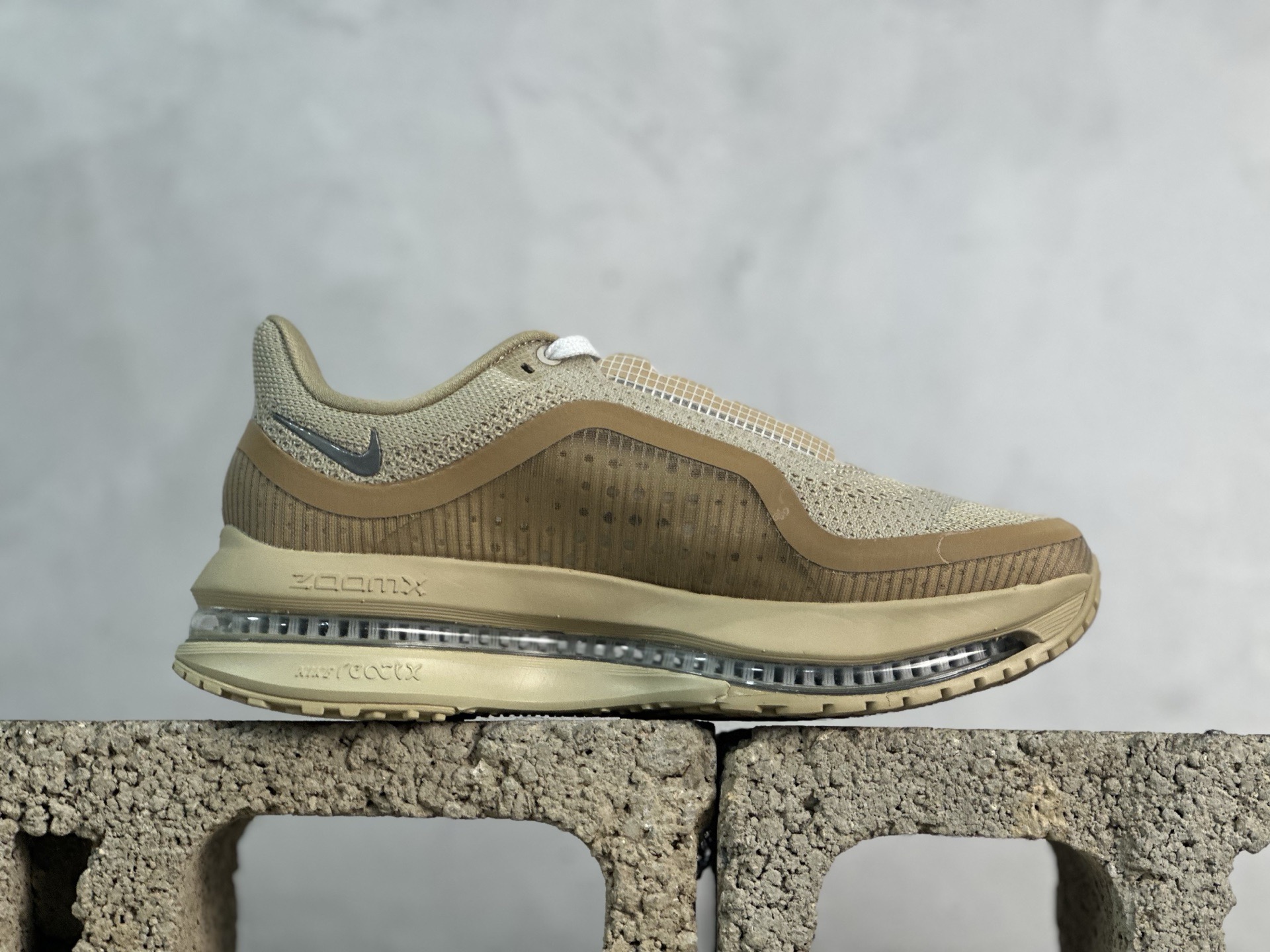 图片[2]-YH  NIKE PEGASUS PREMIUM耐克飞马公路跑步鞋 有史以来第一双拥有弯曲全掌的AIR ZOOM气垫，且结合ZOOM X 和REACT X 三明治的科技结构。从前掌开始以自然弧度延伸至后跟，能有效传给跑者从后脚触地到脚尖离地的力量。全掌可见的Air Zoom：首次在Pegasus系列中出现，模仿了Vaporfly的碳板曲线，增强了跑步时的流畅过渡。 货号：IH4369-200 尺码：35.5 36 36.5 37.5 38 38.5 39 40 40.5 41 42 42.5 43 44 44.5 45 46-选品中心