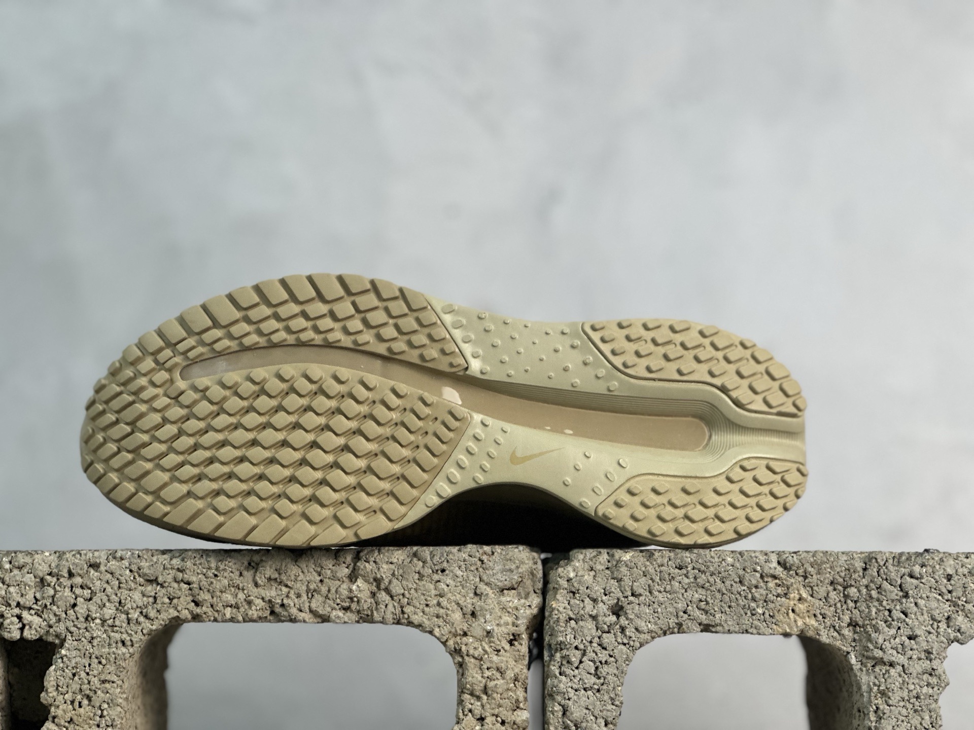 图片[3]-YH  NIKE PEGASUS PREMIUM耐克飞马公路跑步鞋 有史以来第一双拥有弯曲全掌的AIR ZOOM气垫，且结合ZOOM X 和REACT X 三明治的科技结构。从前掌开始以自然弧度延伸至后跟，能有效传给跑者从后脚触地到脚尖离地的力量。全掌可见的Air Zoom：首次在Pegasus系列中出现，模仿了Vaporfly的碳板曲线，增强了跑步时的流畅过渡。 货号：IH4369-200 尺码：35.5 36 36.5 37.5 38 38.5 39 40 40.5 41 42 42.5 43 44 44.5 45 46-选品中心