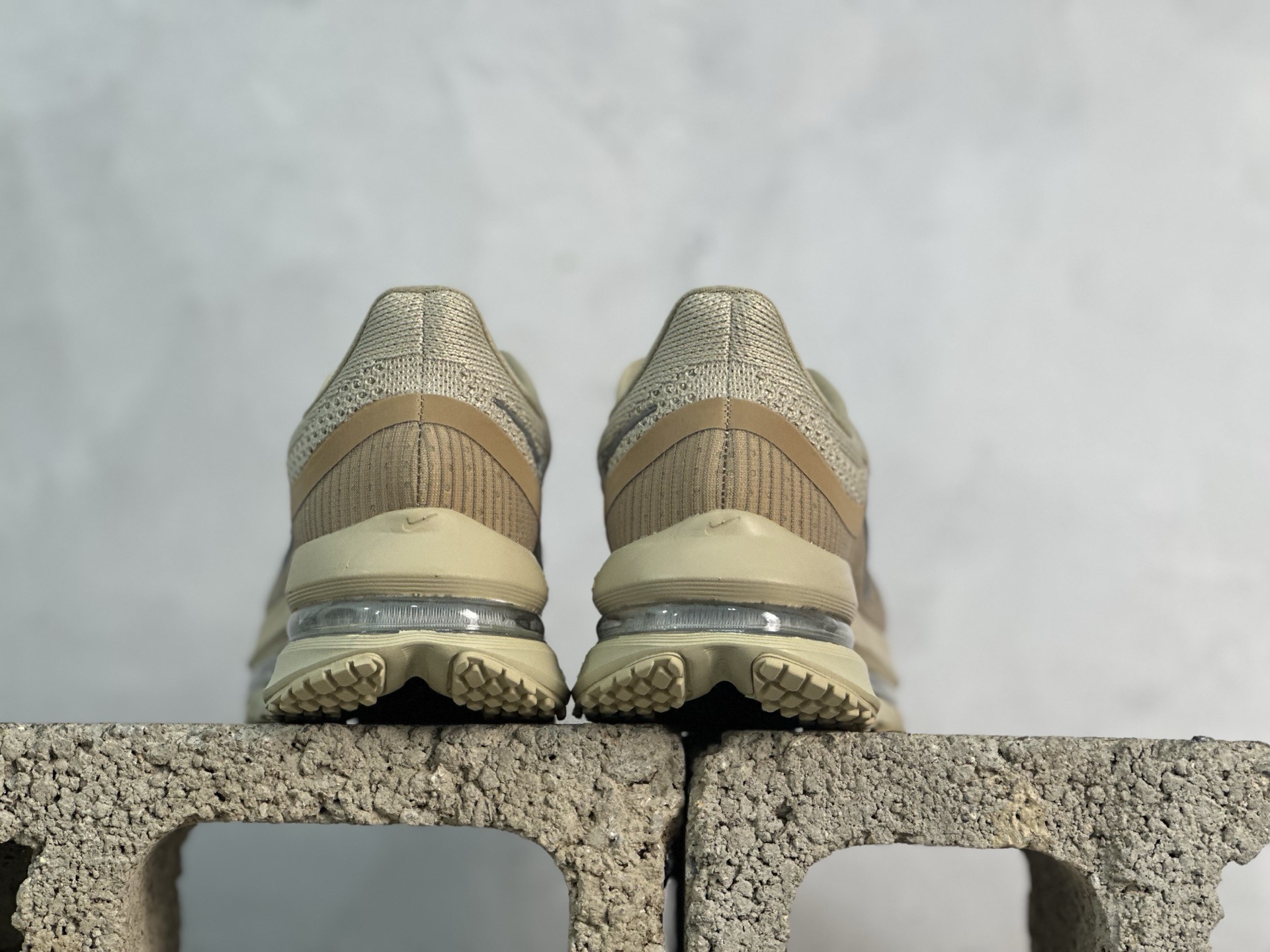 图片[5]-YH  NIKE PEGASUS PREMIUM耐克飞马公路跑步鞋 有史以来第一双拥有弯曲全掌的AIR ZOOM气垫，且结合ZOOM X 和REACT X 三明治的科技结构。从前掌开始以自然弧度延伸至后跟，能有效传给跑者从后脚触地到脚尖离地的力量。全掌可见的Air Zoom：首次在Pegasus系列中出现，模仿了Vaporfly的碳板曲线，增强了跑步时的流畅过渡。 货号：IH4369-200 尺码：35.5 36 36.5 37.5 38 38.5 39 40 40.5 41 42 42.5 43 44 44.5 45 46-选品中心