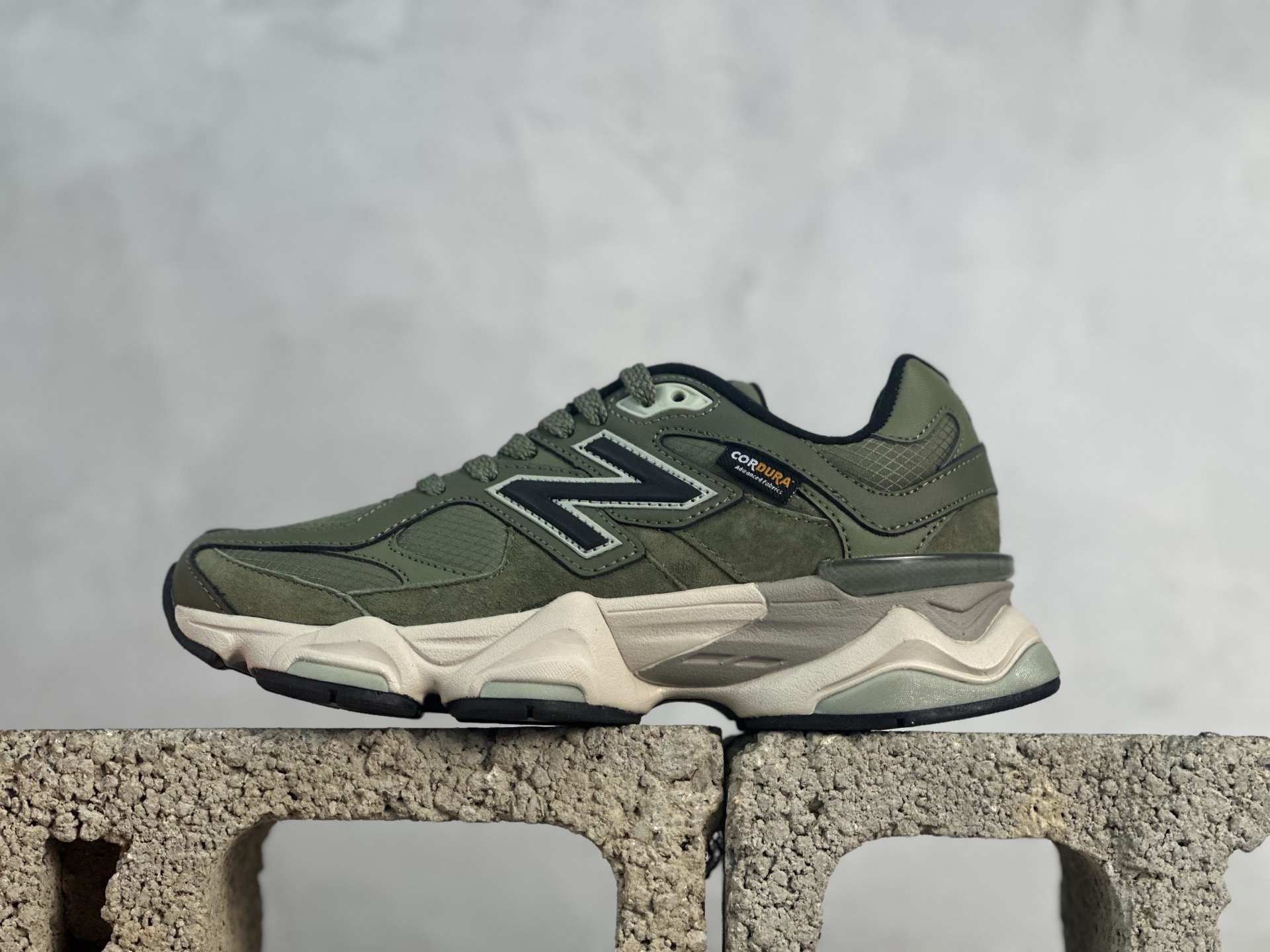 New Balance NB9060系列 复古休闲运动慢跑鞋 U9060ORC #鞋款灵感源自设计师本人对夏日的怀日回忆。鞋面大身由空间双格及磨砂鞋面拼接而生，配以柔和、温暖的粉橘色调，夏日氛围拉满 #采用大面积网眼以及麂皮材质覆盖鞋身，还原经典气质。搭载ABZORB避震科技，由泡沫聚酯制成，上脚可以有效减少由鞋底反弹对身体及双腿的冲击力 尺码：36 37 37.5 38 38.5 39 40 40.5 41 42 42.5 43 44 45-选品中心