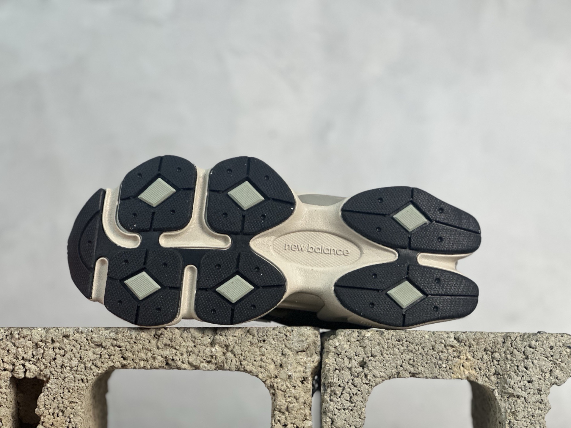 图片[3]-New Balance NB9060系列 复古休闲运动慢跑鞋 U9060ORC #鞋款灵感源自设计师本人对夏日的怀日回忆。鞋面大身由空间双格及磨砂鞋面拼接而生，配以柔和、温暖的粉橘色调，夏日氛围拉满 #采用大面积网眼以及麂皮材质覆盖鞋身，还原经典气质。搭载ABZORB避震科技，由泡沫聚酯制成，上脚可以有效减少由鞋底反弹对身体及双腿的冲击力 尺码：36 37 37.5 38 38.5 39 40 40.5 41 42 42.5 43 44 45-选品中心