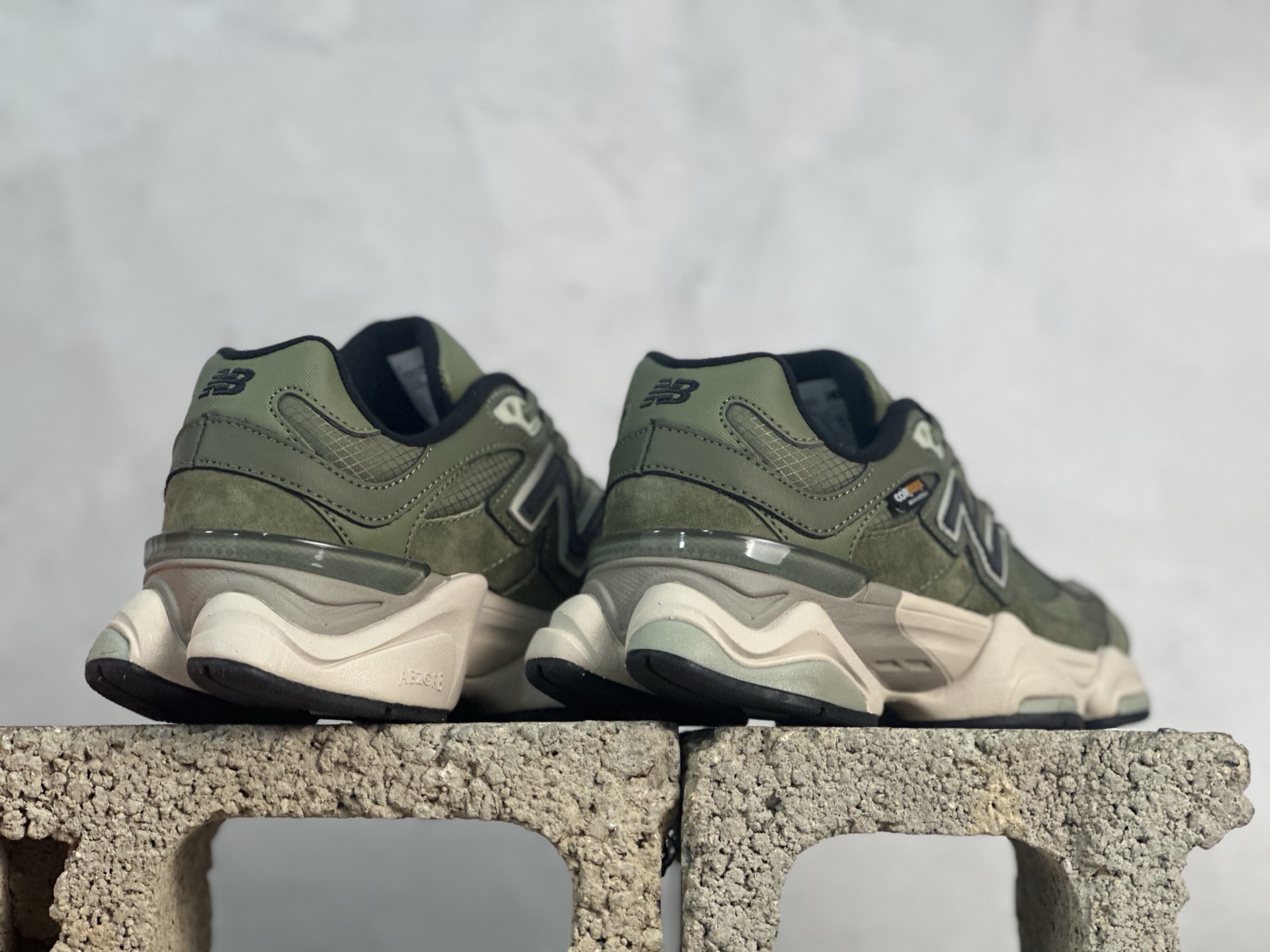 图片[6]-New Balance NB9060系列 复古休闲运动慢跑鞋 U9060ORC #鞋款灵感源自设计师本人对夏日的怀日回忆。鞋面大身由空间双格及磨砂鞋面拼接而生，配以柔和、温暖的粉橘色调，夏日氛围拉满 #采用大面积网眼以及麂皮材质覆盖鞋身，还原经典气质。搭载ABZORB避震科技，由泡沫聚酯制成，上脚可以有效减少由鞋底反弹对身体及双腿的冲击力 尺码：36 37 37.5 38 38.5 39 40 40.5 41 42 42.5 43 44 45-选品中心