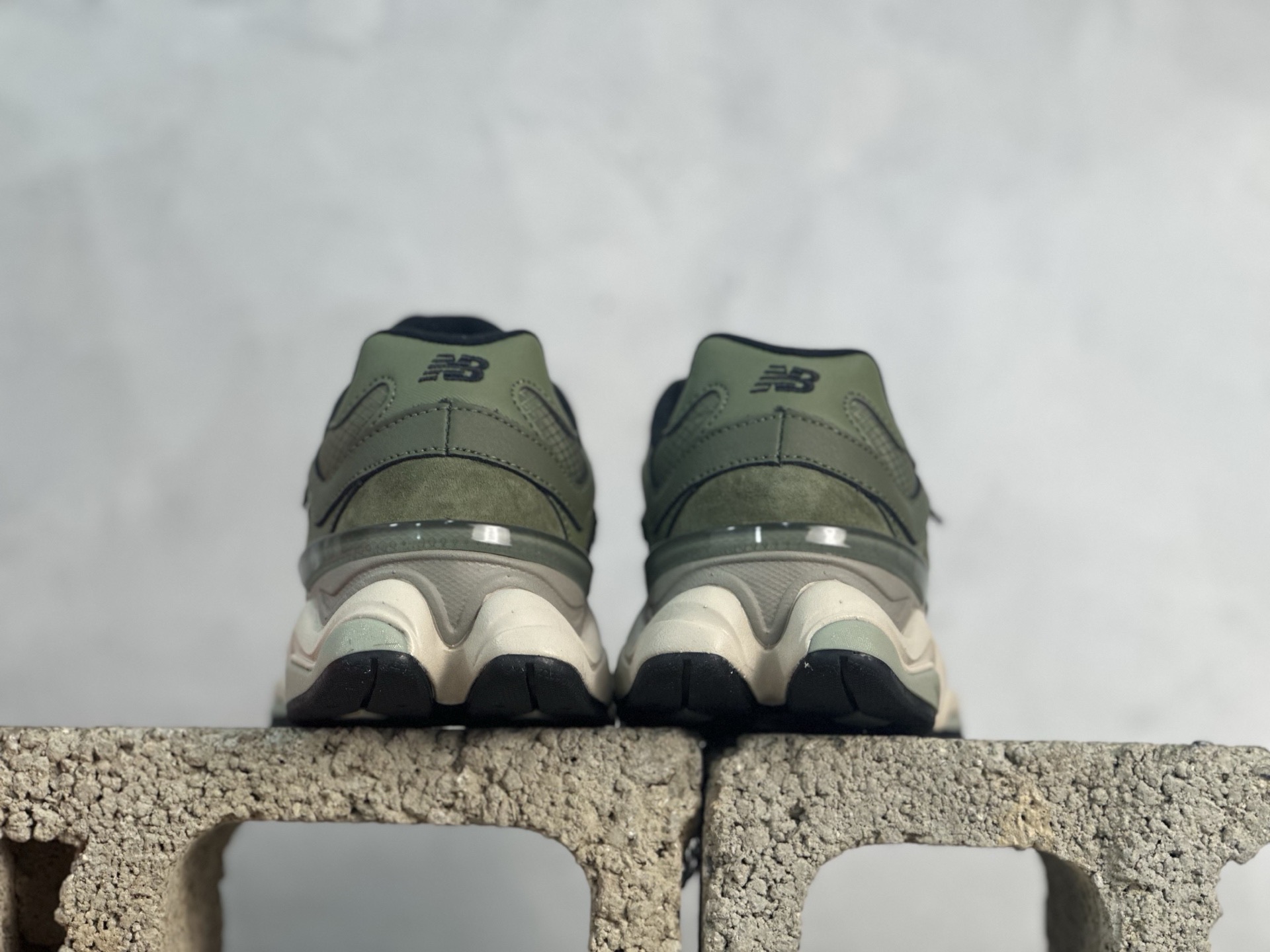 图片[5]-New Balance NB9060系列 复古休闲运动慢跑鞋 U9060ORC #鞋款灵感源自设计师本人对夏日的怀日回忆。鞋面大身由空间双格及磨砂鞋面拼接而生，配以柔和、温暖的粉橘色调，夏日氛围拉满 #采用大面积网眼以及麂皮材质覆盖鞋身，还原经典气质。搭载ABZORB避震科技，由泡沫聚酯制成，上脚可以有效减少由鞋底反弹对身体及双腿的冲击力 尺码：36 37 37.5 38 38.5 39 40 40.5 41 42 42.5 43 44 45-选品中心