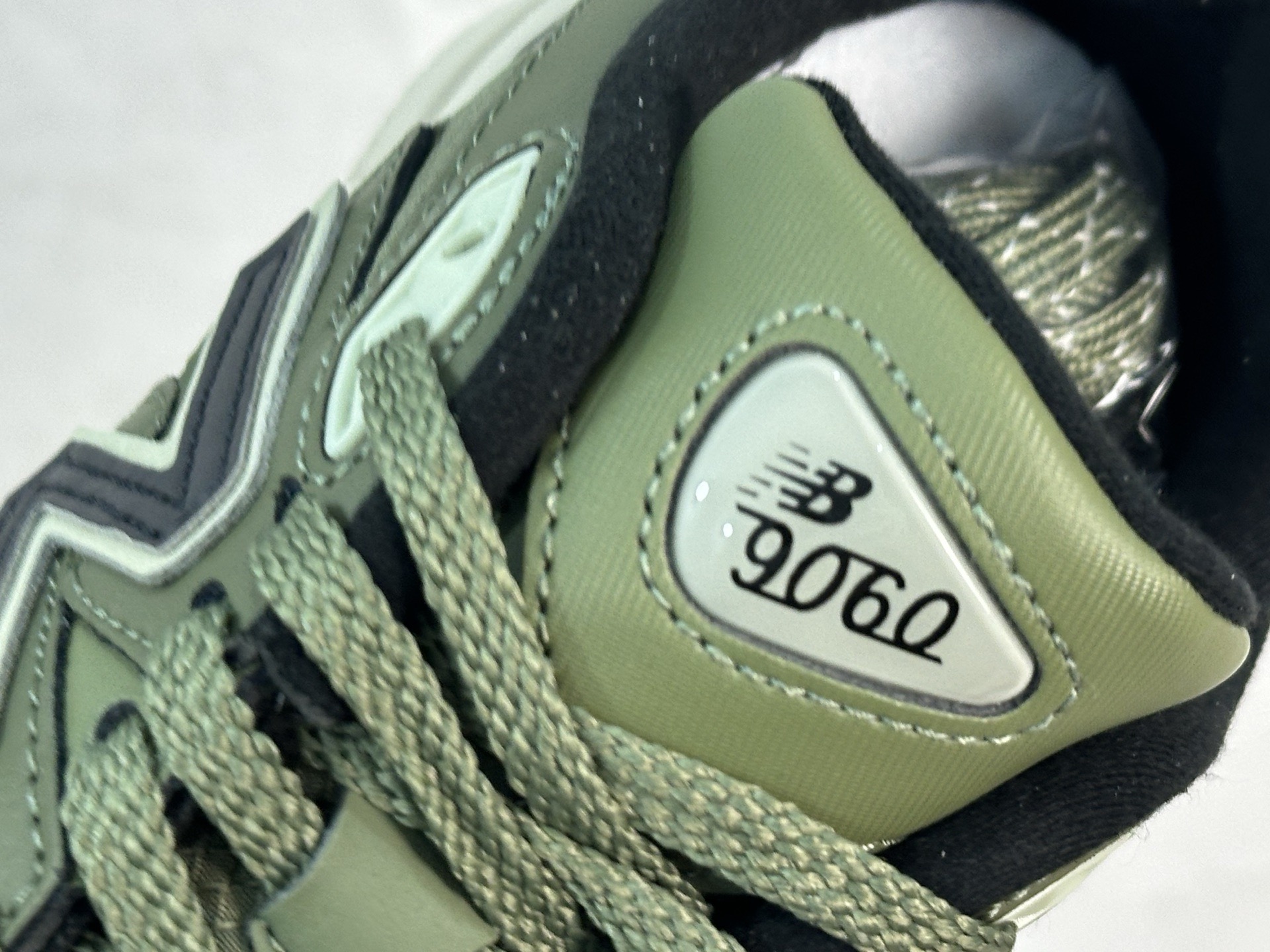 图片[8]-New Balance NB9060系列 复古休闲运动慢跑鞋 U9060ORC #鞋款灵感源自设计师本人对夏日的怀日回忆。鞋面大身由空间双格及磨砂鞋面拼接而生，配以柔和、温暖的粉橘色调，夏日氛围拉满 #采用大面积网眼以及麂皮材质覆盖鞋身，还原经典气质。搭载ABZORB避震科技，由泡沫聚酯制成，上脚可以有效减少由鞋底反弹对身体及双腿的冲击力 尺码：36 37 37.5 38 38.5 39 40 40.5 41 42 42.5 43 44 45-选品中心
