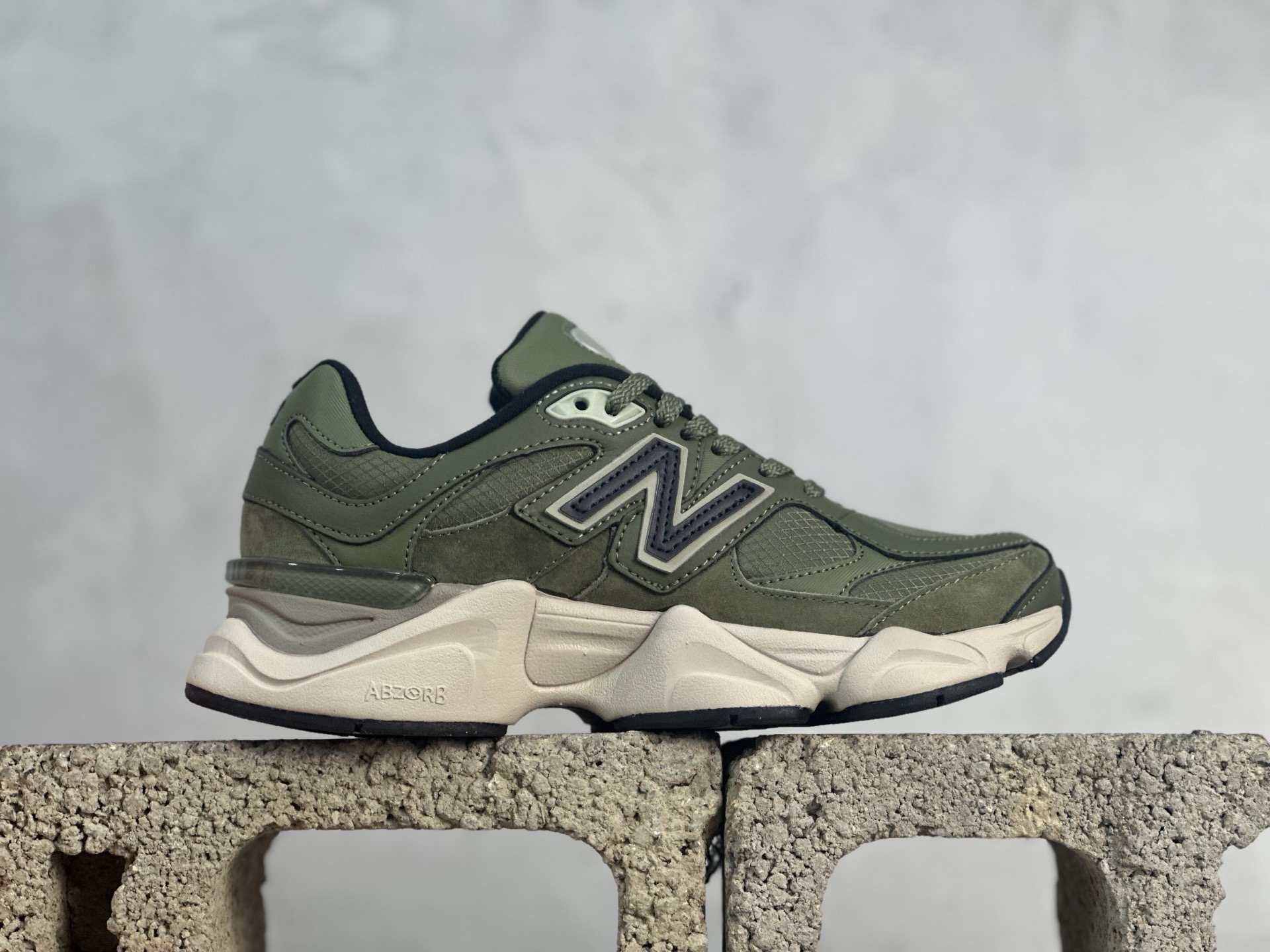 图片[2]-New Balance NB9060系列 复古休闲运动慢跑鞋 U9060ORC #鞋款灵感源自设计师本人对夏日的怀日回忆。鞋面大身由空间双格及磨砂鞋面拼接而生，配以柔和、温暖的粉橘色调，夏日氛围拉满 #采用大面积网眼以及麂皮材质覆盖鞋身，还原经典气质。搭载ABZORB避震科技，由泡沫聚酯制成，上脚可以有效减少由鞋底反弹对身体及双腿的冲击力 尺码：36 37 37.5 38 38.5 39 40 40.5 41 42 42.5 43 44 45-选品中心