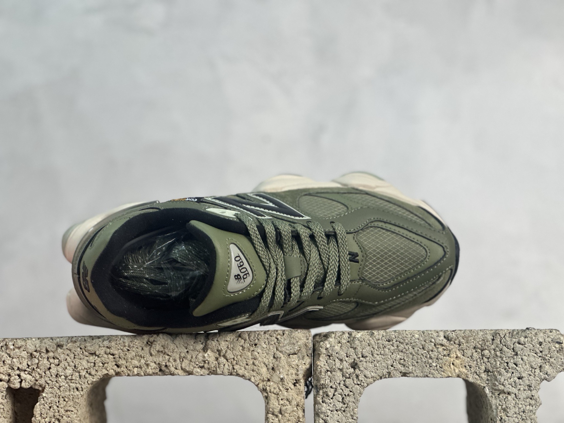 图片[4]-New Balance NB9060系列 复古休闲运动慢跑鞋 U9060ORC #鞋款灵感源自设计师本人对夏日的怀日回忆。鞋面大身由空间双格及磨砂鞋面拼接而生，配以柔和、温暖的粉橘色调，夏日氛围拉满 #采用大面积网眼以及麂皮材质覆盖鞋身，还原经典气质。搭载ABZORB避震科技，由泡沫聚酯制成，上脚可以有效减少由鞋底反弹对身体及双腿的冲击力 尺码：36 37 37.5 38 38.5 39 40 40.5 41 42 42.5 43 44 45-选品中心