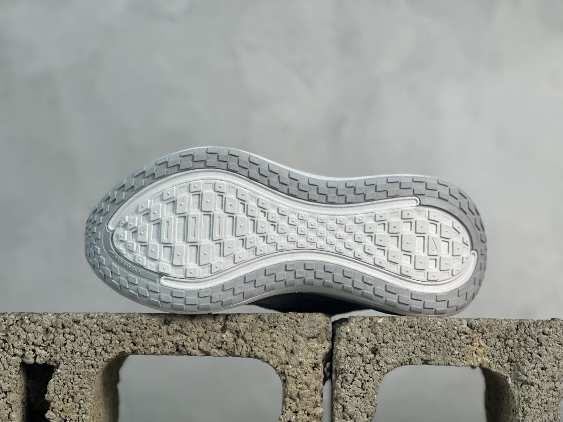 图片[3]-N版  Nike Air Zoom Vomero Plus 耐克网面厚底气垫跑鞋 HV8150-102 尺码：36 36.5 37.5 38 38.5 39 40 40.5 41 42 42.5 43 44 44.5 45 46-选品中心