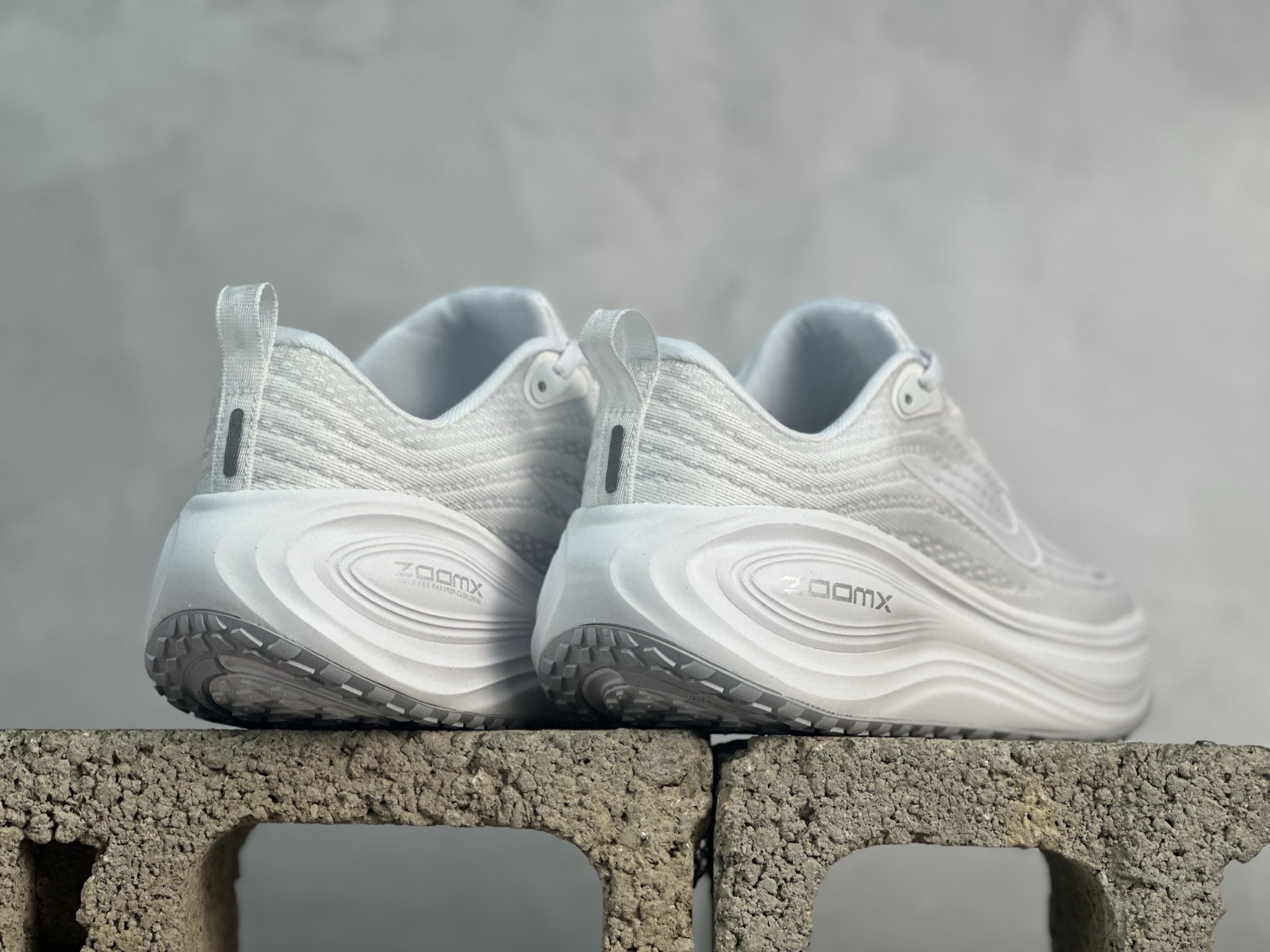 图片[6]-N版  Nike Air Zoom Vomero Plus 耐克网面厚底气垫跑鞋 HV8150-102 尺码：36 36.5 37.5 38 38.5 39 40 40.5 41 42 42.5 43 44 44.5 45 46-选品中心