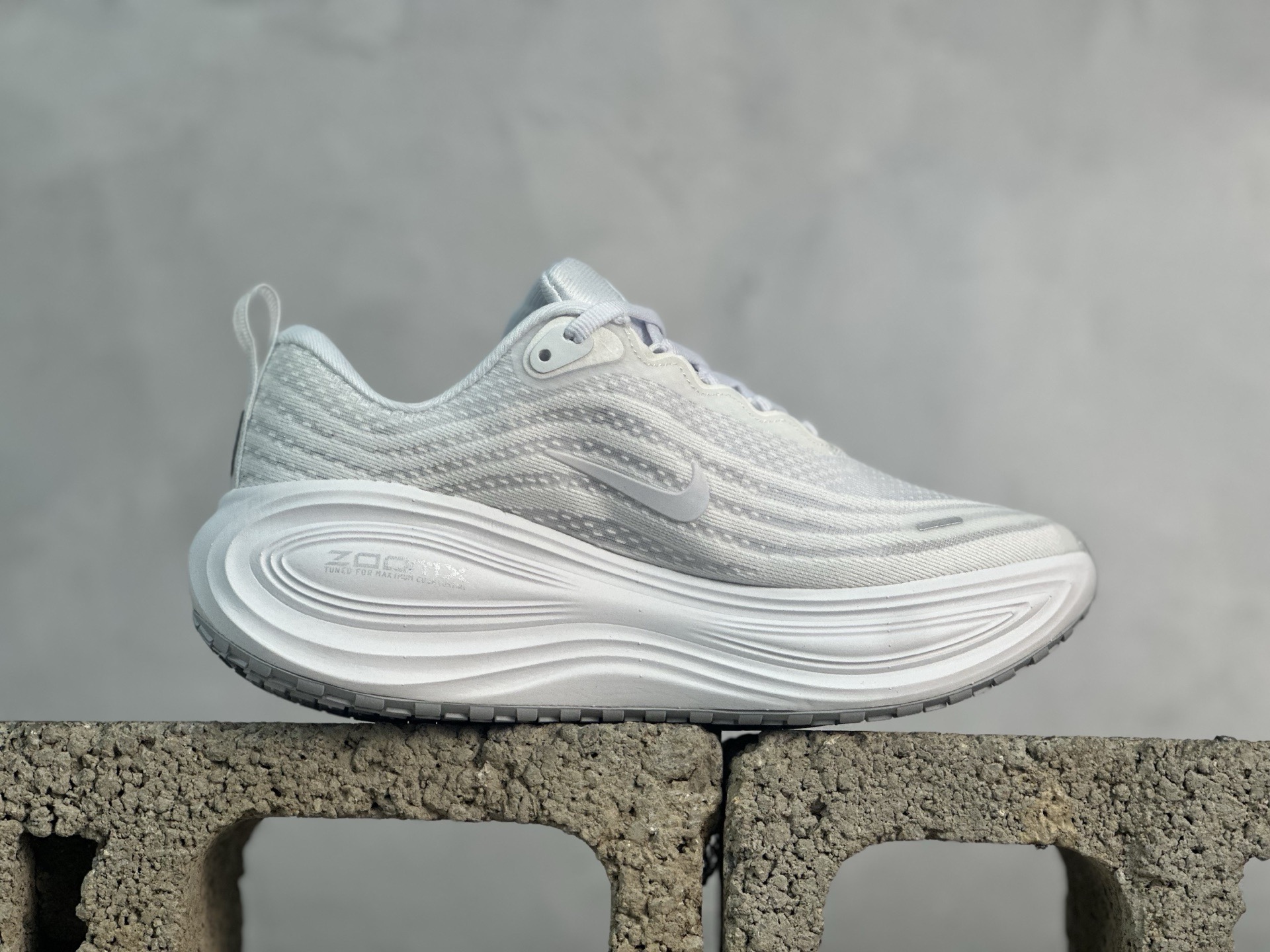 图片[2]-N版  Nike Air Zoom Vomero Plus 耐克网面厚底气垫跑鞋 HV8150-102 尺码：36 36.5 37.5 38 38.5 39 40 40.5 41 42 42.5 43 44 44.5 45 46-选品中心