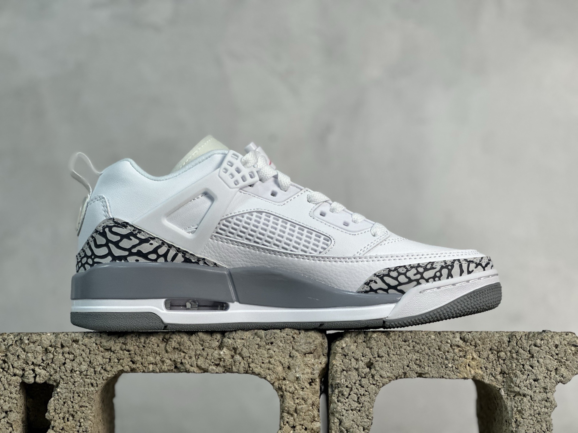 图片[2]-PZ  Jordan Spizike Low AJ 乔丹合体元素 文化休闲板鞋 107724-100 #整双鞋在 Air Jordan 5 Low 廓形的基础上，通过加入 AJ3 的爆裂纹和鞋底设计、AJ6 的鞋舌和鞋带束扣、AJ4 的鞋侧三角稳定贴片和鞋带孔等， 尺码：36 36.5 37.5 38 38.5 39 40 40.5 41 42 42.5 43 44 44.5 45 46 47.5-选品中心