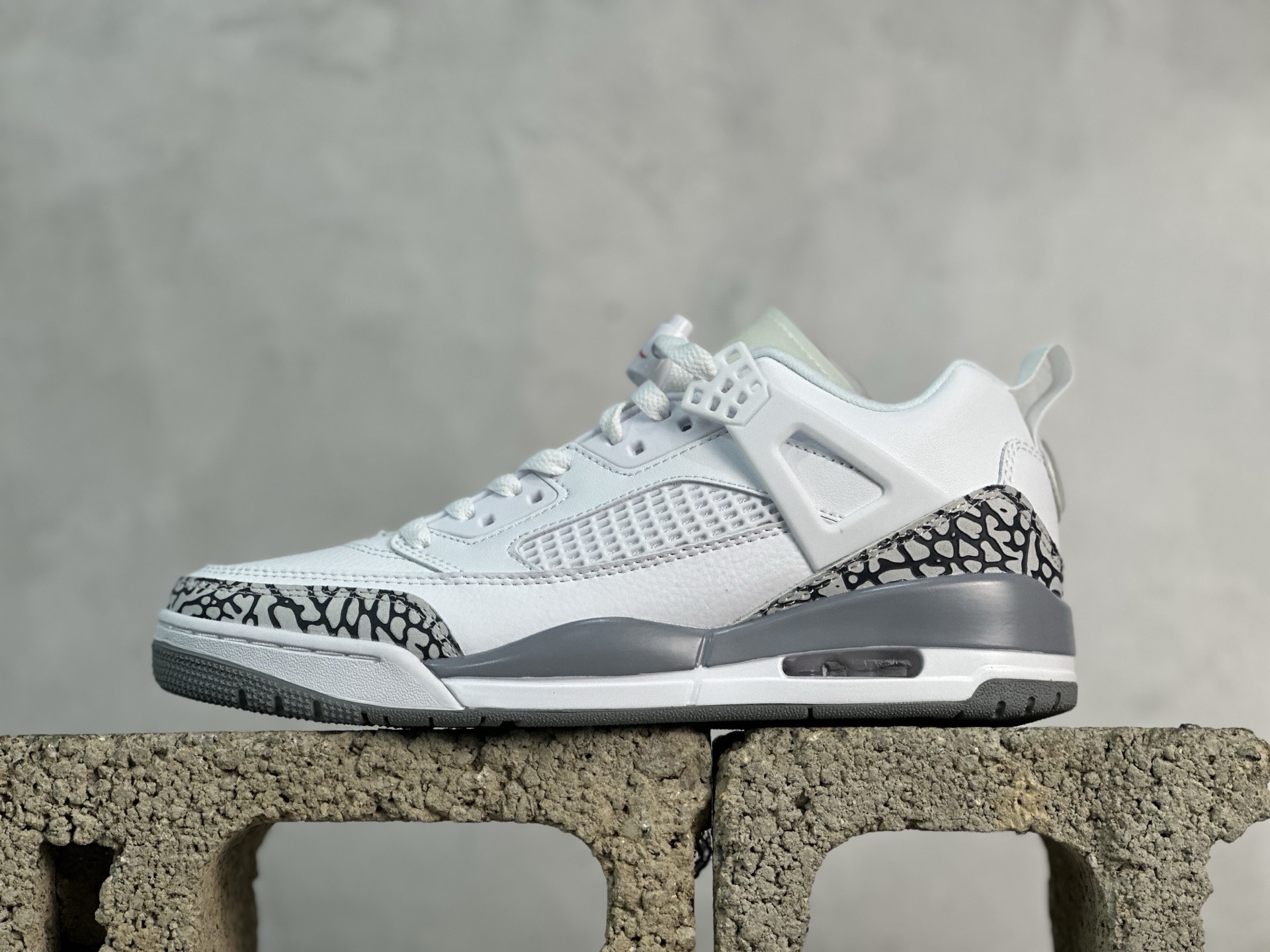 PZ  Jordan Spizike Low AJ 乔丹合体元素 文化休闲板鞋 107724-100 #整双鞋在 Air Jordan 5 Low 廓形的基础上，通过加入 AJ3 的爆裂纹和鞋底设计、AJ6 的鞋舌和鞋带束扣、AJ4 的鞋侧三角稳定贴片和鞋带孔等， 尺码：36 36.5 37.5 38 38.5 39 40 40.5 41 42 42.5 43 44 44.5 45 46 47.5-选品中心