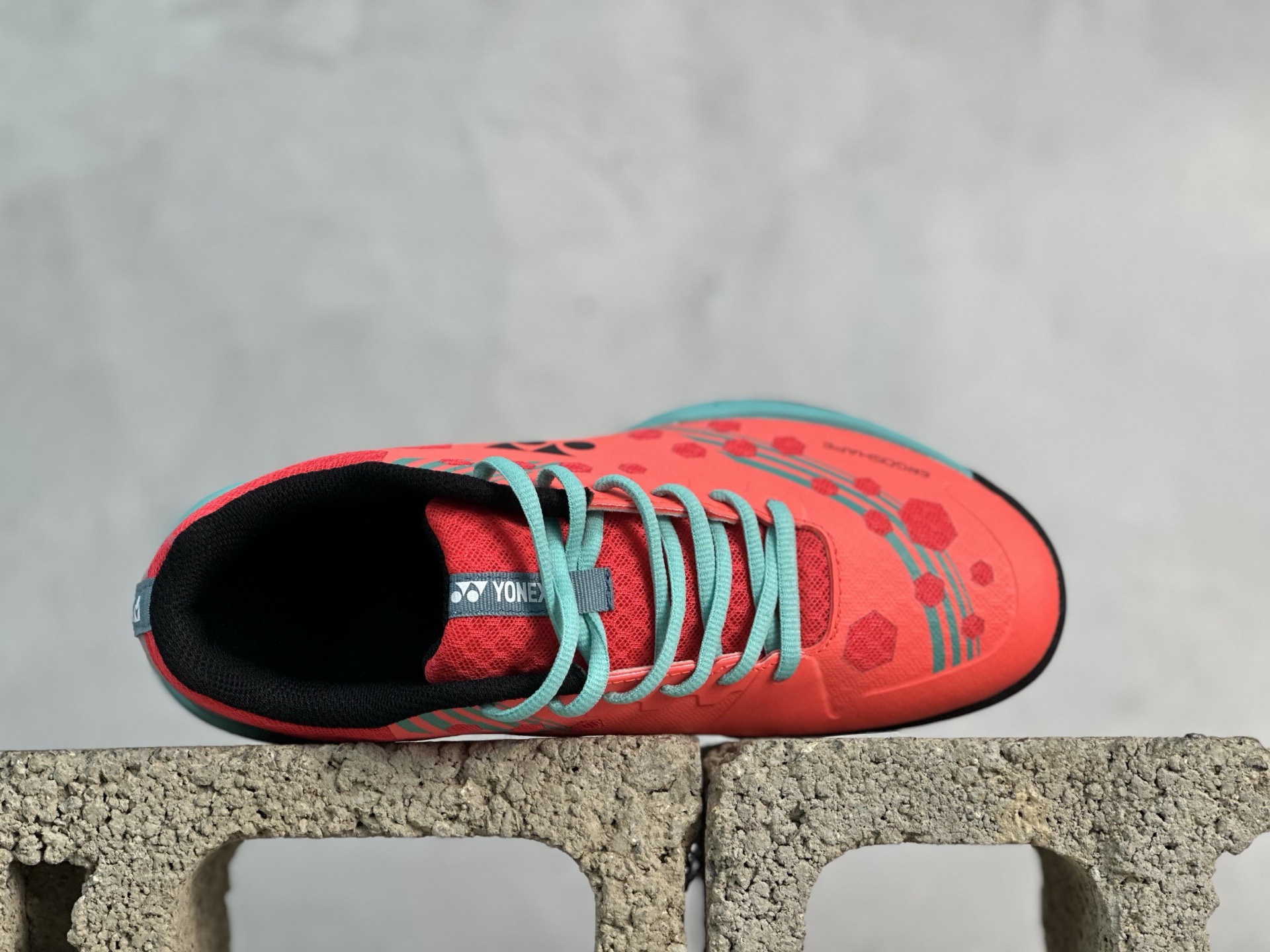 图片[4]-YONEX尤尼克斯POWER CUSHION 65 织物合成革 羽毛球鞋 采用动力垫+设计 减震蓄能 保护脚踝 人体工程防撞鞋头 护脚趾 鞋底采用放射状桨翼大底 提升全方位的防滑性 抓地力更强 大底采用石墨碳素板设计 增强鞋底支撑 网面透气孔设计 增强鞋内热量释放 货号： SHBSRB1EX 尺码： 36 36.5 37 38 38.5 39 40 40.5 41 42 42.5 43 44 45-选品中心