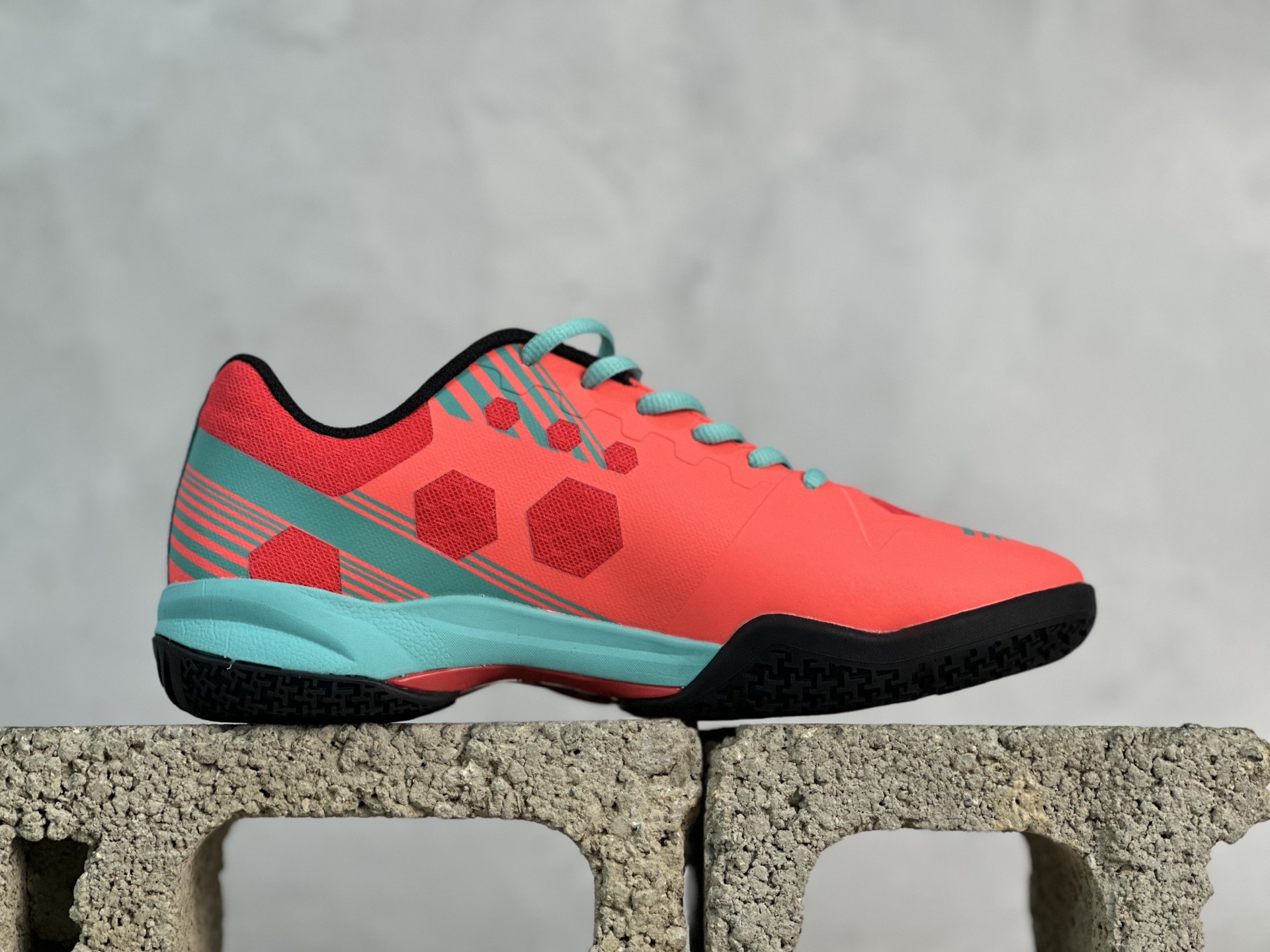 图片[2]-YONEX尤尼克斯POWER CUSHION 65 织物合成革 羽毛球鞋 采用动力垫+设计 减震蓄能 保护脚踝 人体工程防撞鞋头 护脚趾 鞋底采用放射状桨翼大底 提升全方位的防滑性 抓地力更强 大底采用石墨碳素板设计 增强鞋底支撑 网面透气孔设计 增强鞋内热量释放 货号： SHBSRB1EX 尺码： 36 36.5 37 38 38.5 39 40 40.5 41 42 42.5 43 44 45-选品中心