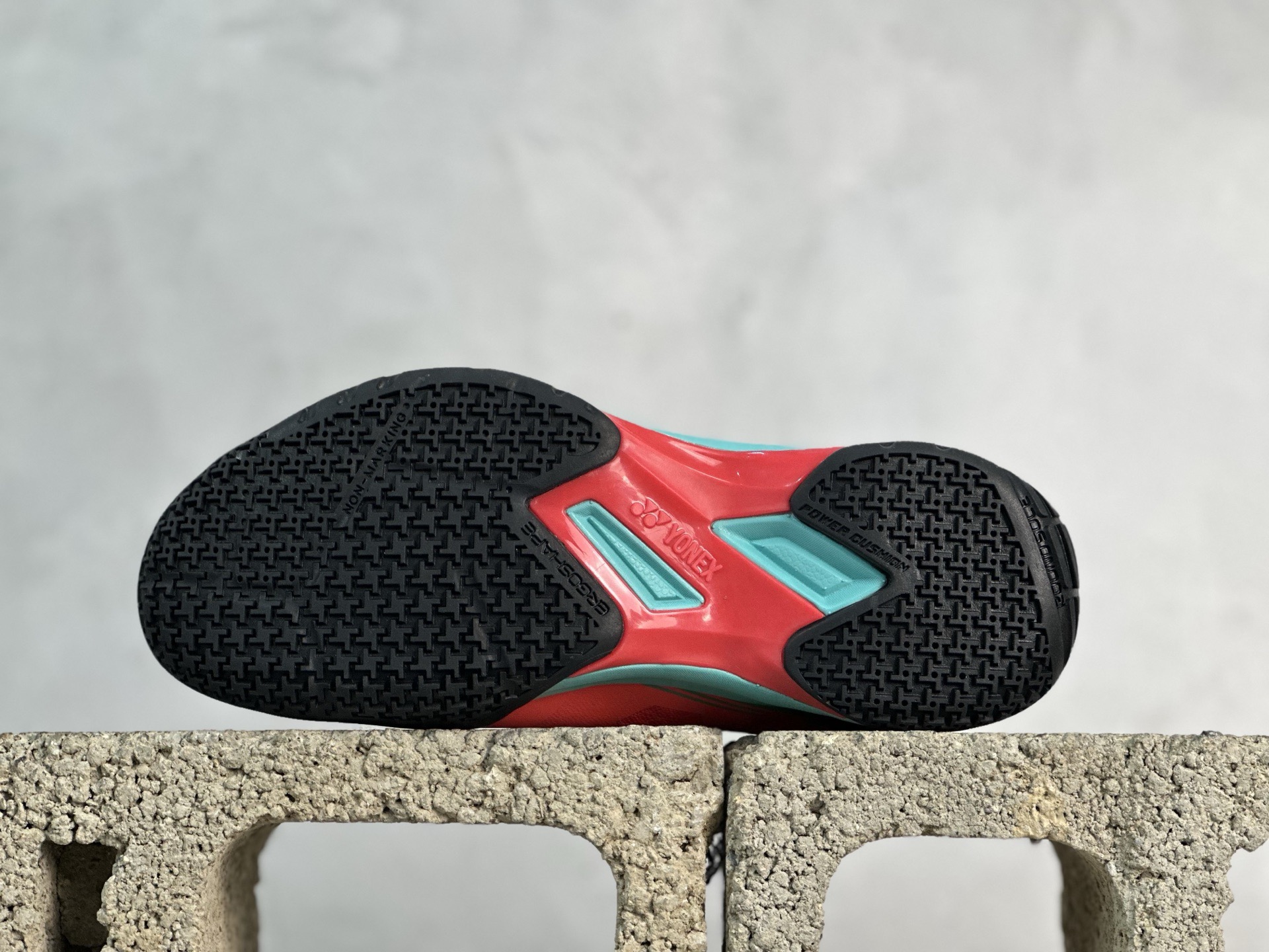 图片[3]-YONEX尤尼克斯POWER CUSHION 65 织物合成革 羽毛球鞋 采用动力垫+设计 减震蓄能 保护脚踝 人体工程防撞鞋头 护脚趾 鞋底采用放射状桨翼大底 提升全方位的防滑性 抓地力更强 大底采用石墨碳素板设计 增强鞋底支撑 网面透气孔设计 增强鞋内热量释放 货号： SHBSRB1EX 尺码： 36 36.5 37 38 38.5 39 40 40.5 41 42 42.5 43 44 45-选品中心