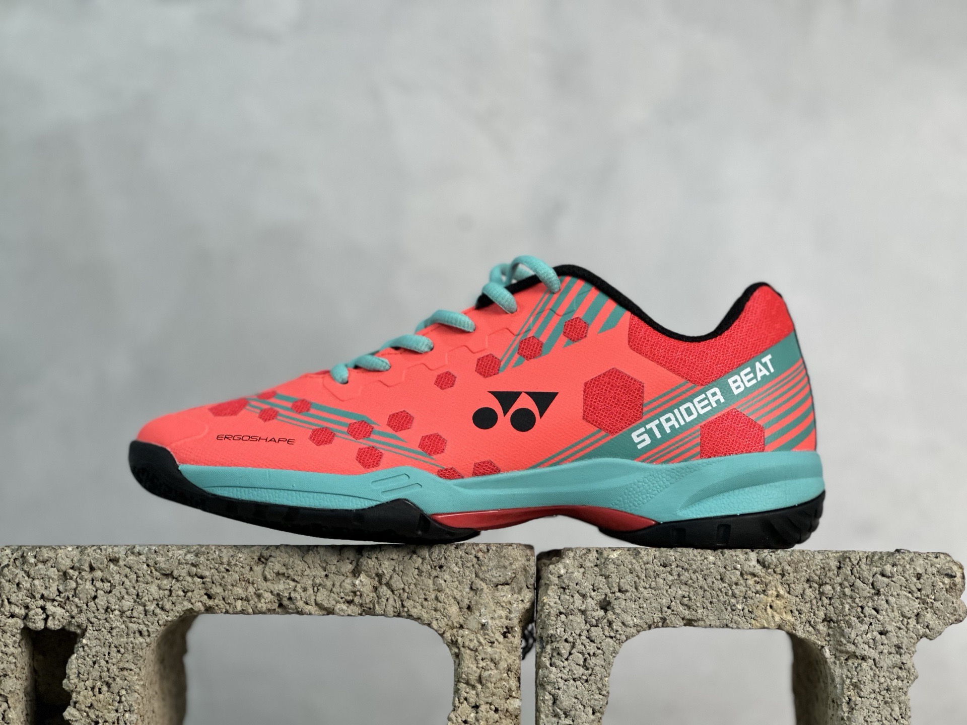 YONEX尤尼克斯POWER CUSHION 65 织物合成革 羽毛球鞋 采用动力垫+设计 减震蓄能 保护脚踝 人体工程防撞鞋头 护脚趾 鞋底采用放射状桨翼大底 提升全方位的防滑性 抓地力更强 大底采用石墨碳素板设计 增强鞋底支撑 网面透气孔设计 增强鞋内热量释放 货号： SHBSRB1EX 尺码： 36 36.5 37 38 38.5 39 40 40.5 41 42 42.5 43 44 45-选品中心